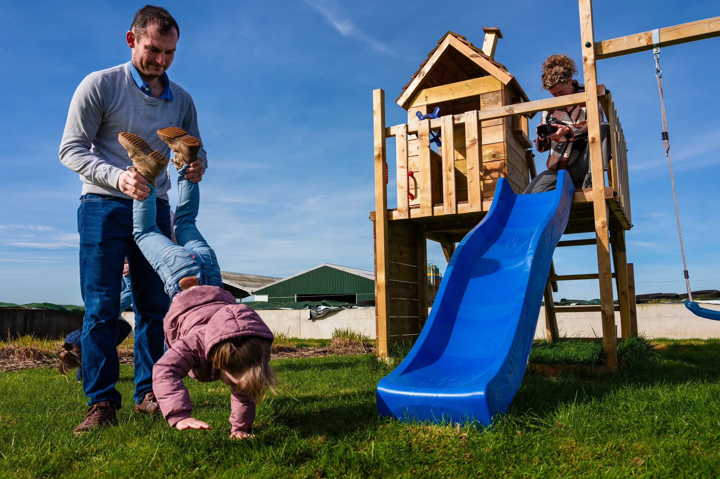 ik fotgrafeer kinderen op de schommel tijdens een gezinsshoot aan huis