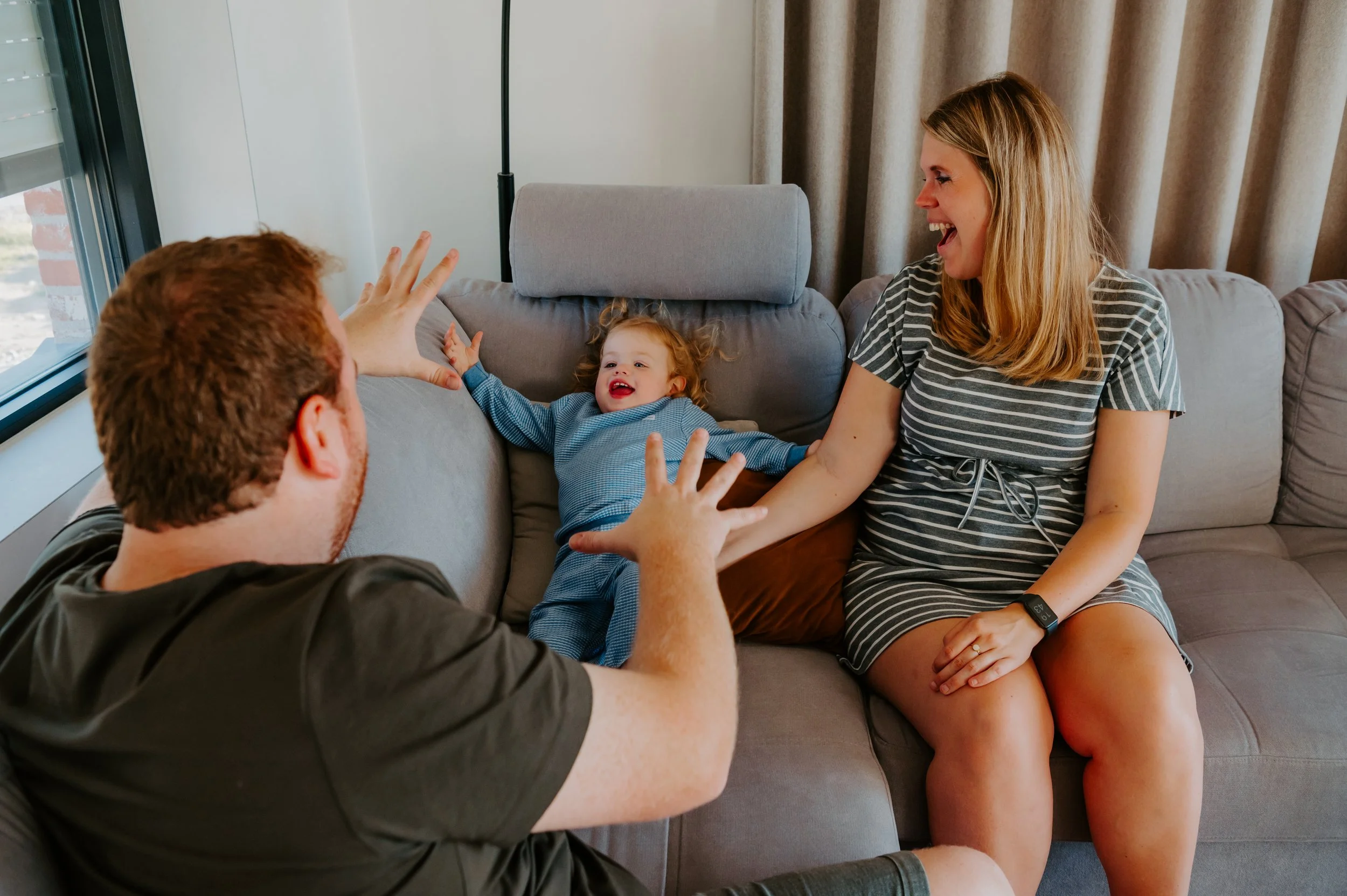 een gezinsfoto in de woonkamer tijdens een day in the life shoot