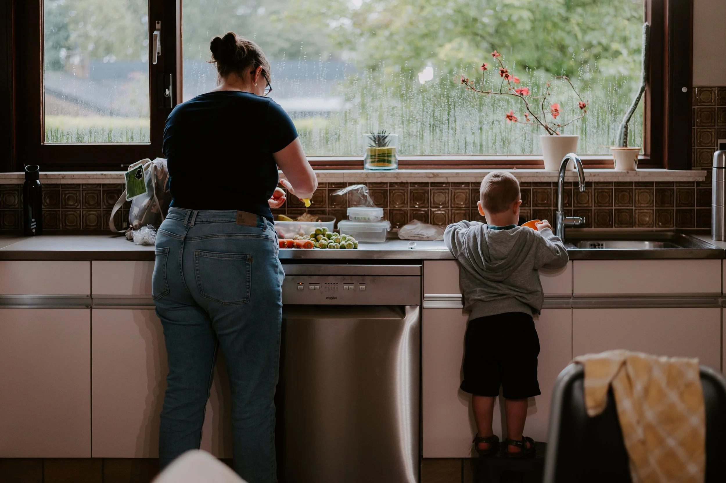 ik fotografeer het gezin van mama en ze maken eten klaar