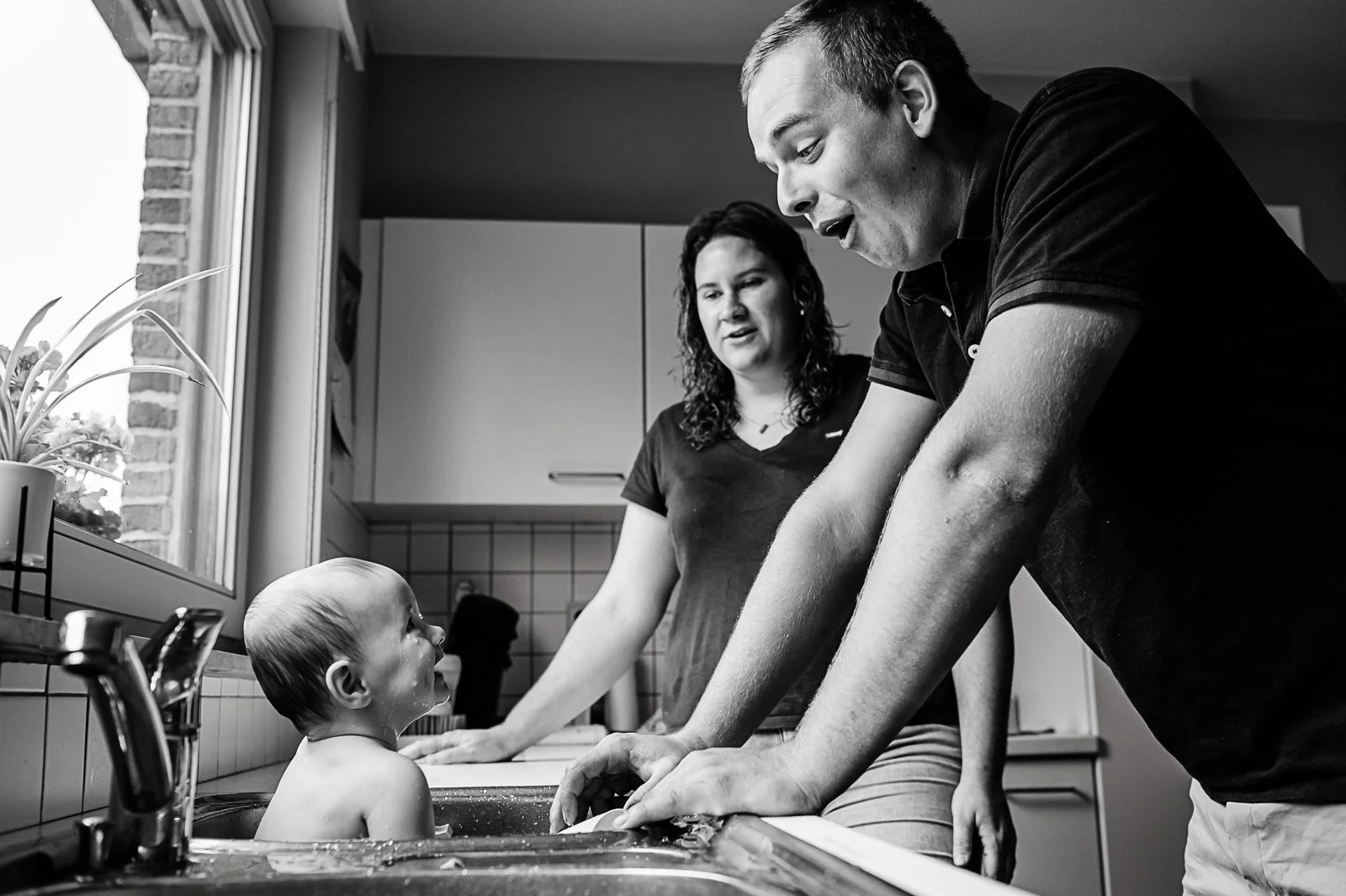 papa kijkt heel gelukkig naar zijn dochter en ik neem de gezinsfoto
