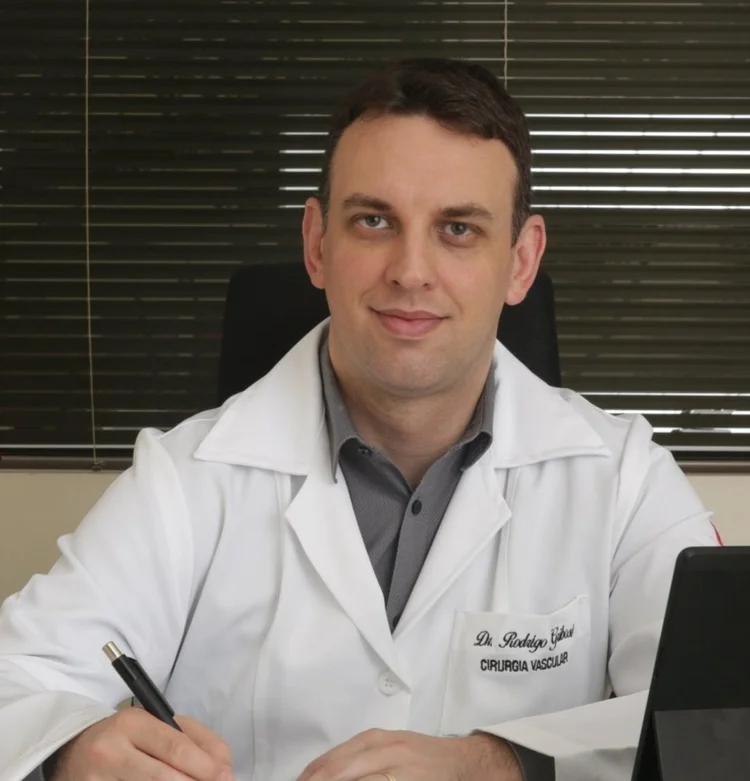 Dr. Rodrigo Gribosi, m&eacute;dico cirurgi&atilde;o vascular