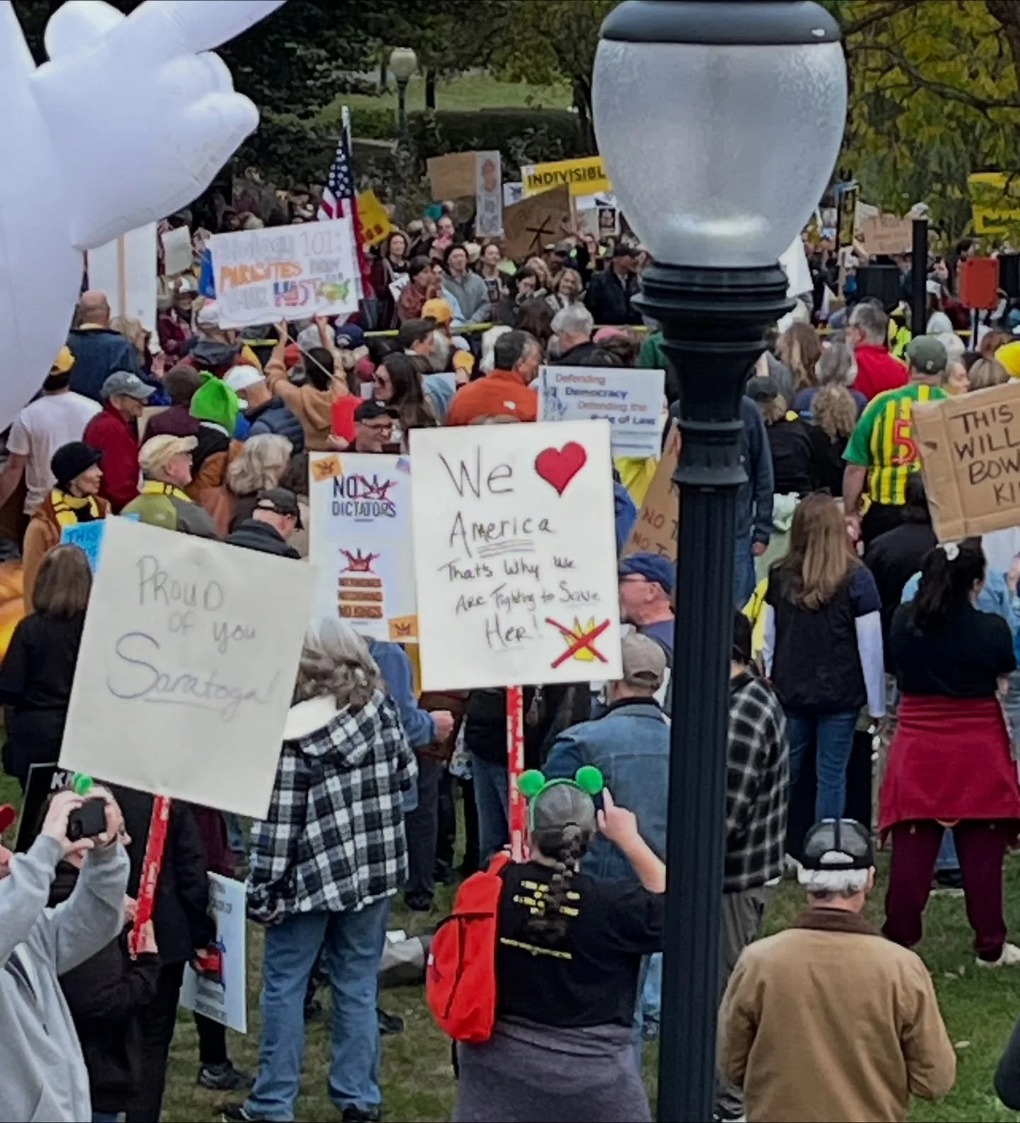 🇺🇸🪧THOUSANDS of peaceful protesters showed up in Saratoga Springs today at #NoKings ❌👑 Thank you @indivisibleadksaratoga for organizing an inspiring community protest event with speakers and calls to action to show up together, protect our democr