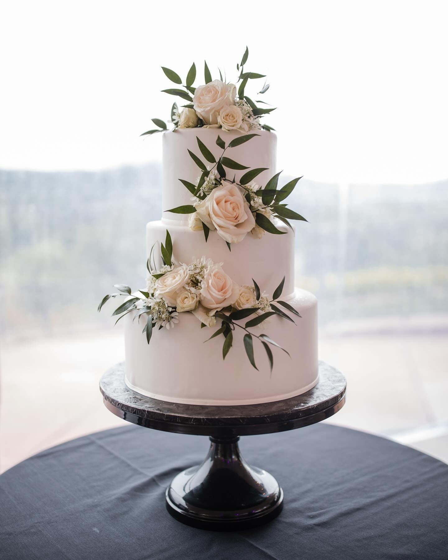 SHOULD YOU SERVE CAKE AT YOUR WEDDING?! 

When it comes to deciding whether or not to serve cake at your wedding, we want you to remember these 3 things. 

1️⃣ No, you don&rsquo;t HAVE to serve cake. 
Wedding cake is traditional BUT it&rsquo;s your d