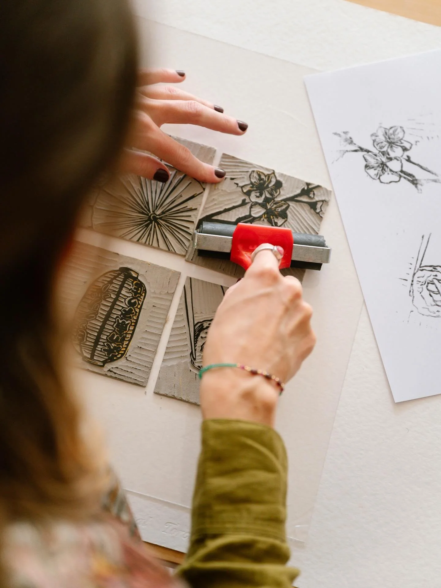 Atelier Linogravure ✨
Les samedis matin sur inscription 
.
Connaissez-vous cette technique d&rsquo;impression ? 
Prenez un instant pour d&eacute;couvrir le processus :
✨Choix du dessin et d&eacute;pose sur la plaque de linol&eacute;um 
✨Travailler no