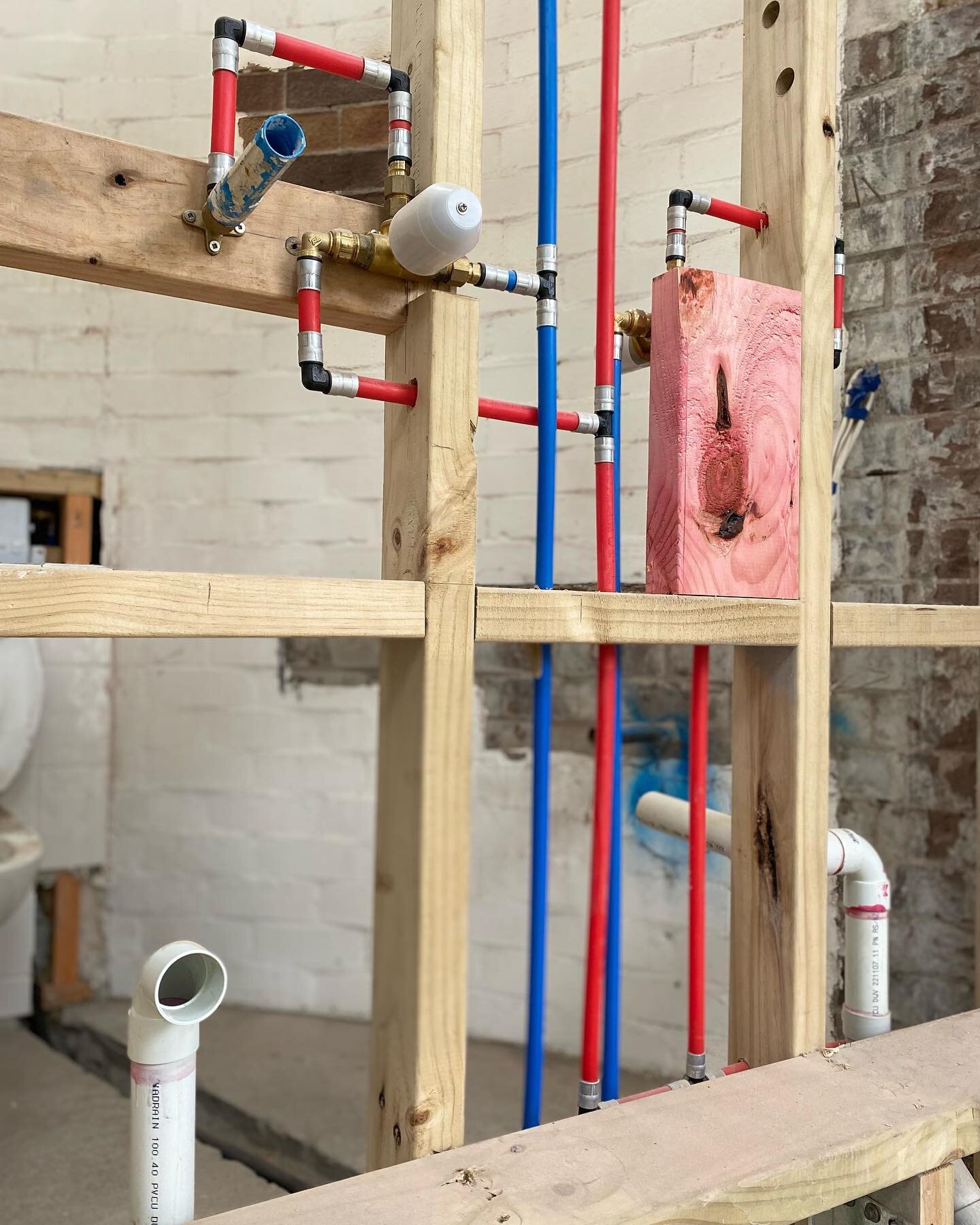 Love the aesthetics of the EasyID pexline pipe by @buteline_plumbing_system. We were always taught &ldquo;nice straight lines&rdquo;