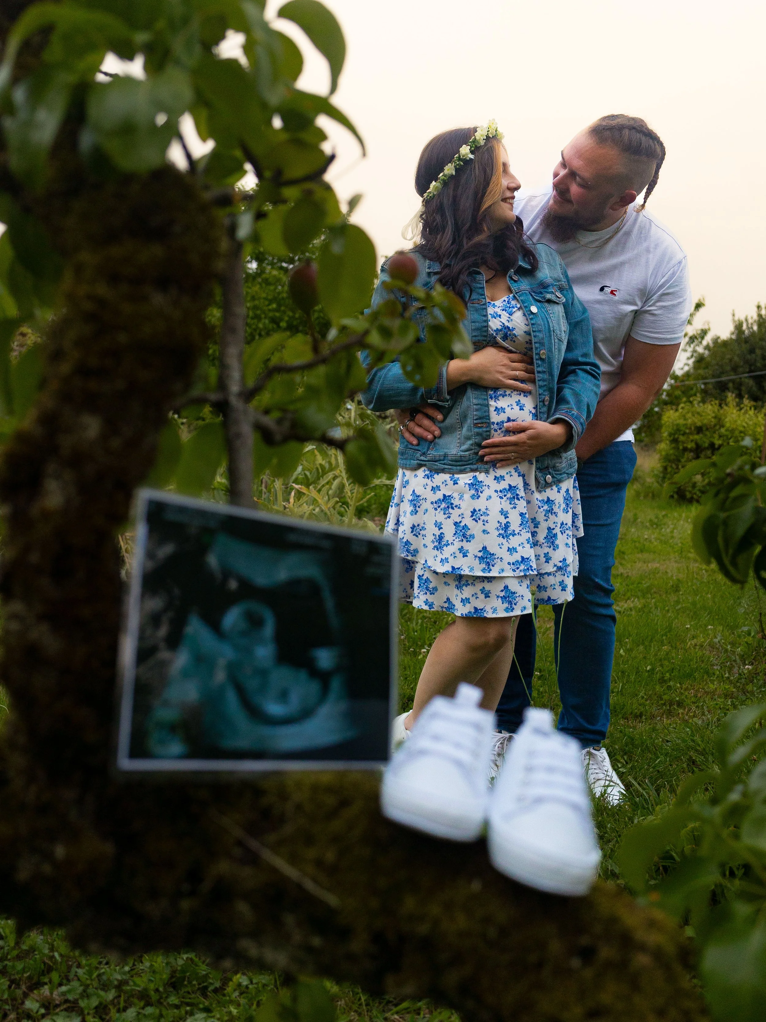 femme enceinte, jolie femme enceinte, magniphique photo de femme enceinte, belle femme enceinte, portrait, photo studio, couple,Dayanou BOINA, mere et fille, moulinois, photographe de moulins, photographe de grossesse, famille, photographe de famille