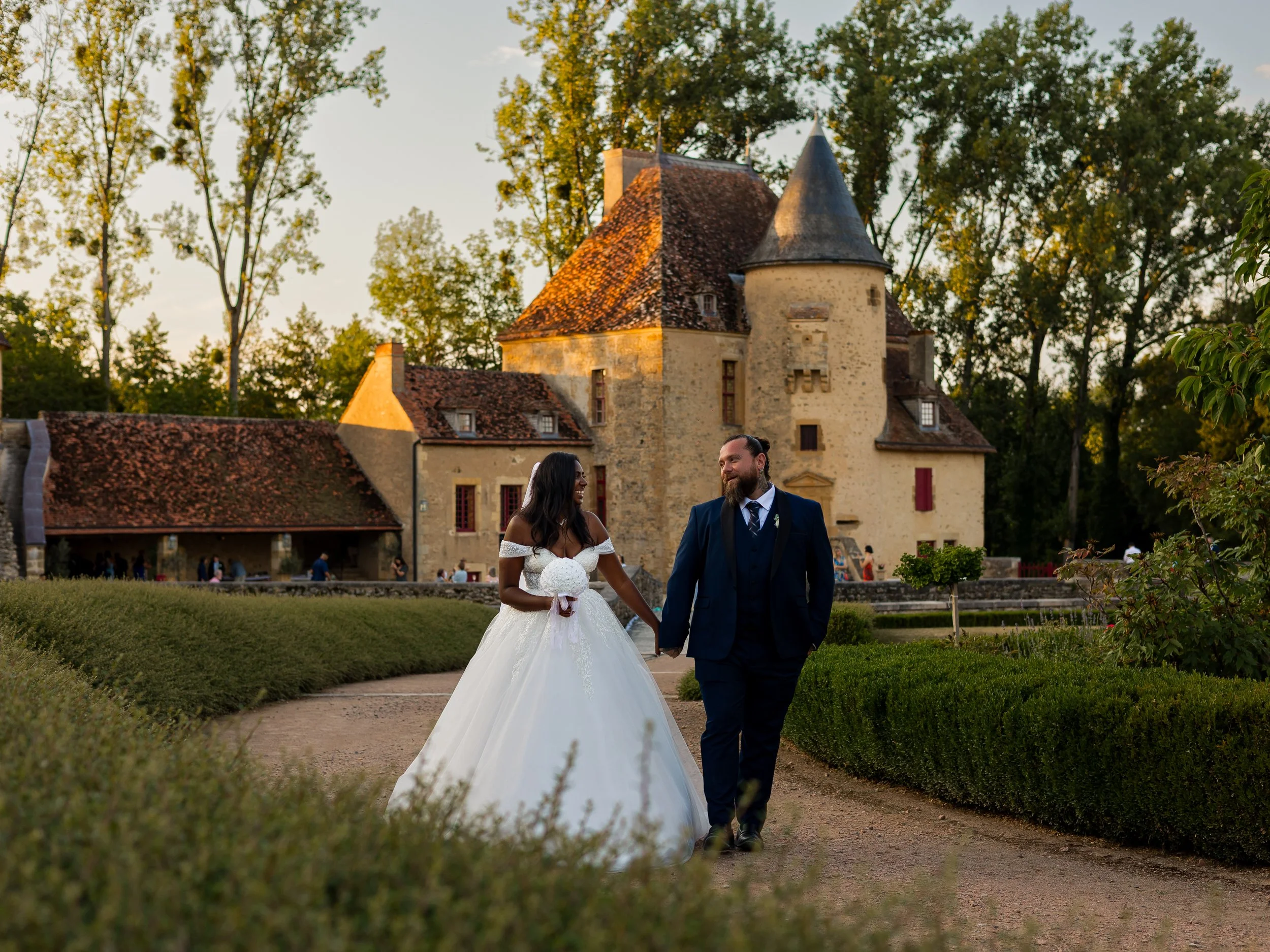 Photo de mariage romantique et élégante capturant l’émotion d’un couple de mariés lors de leur cérémonie