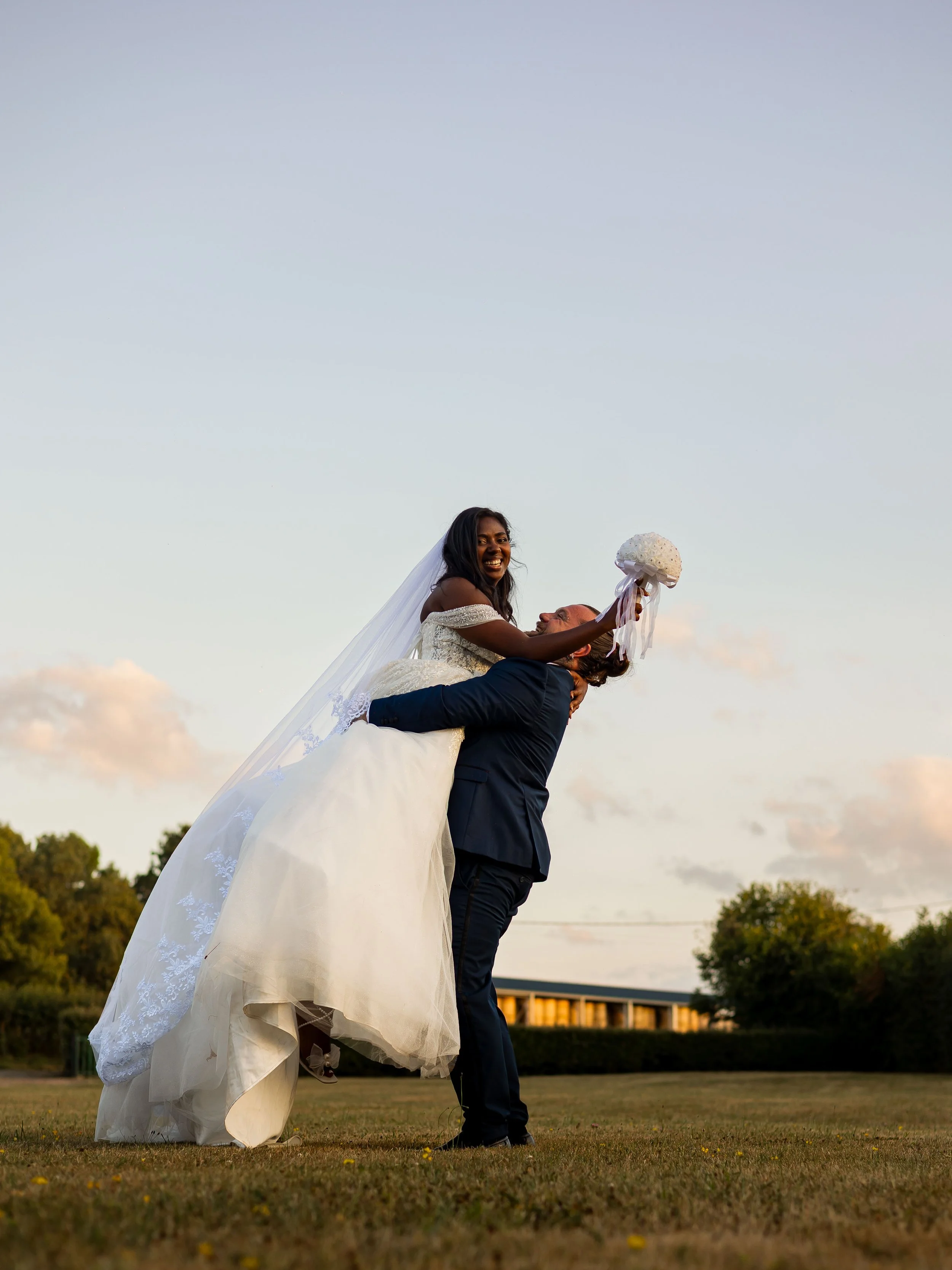 photo de mariage, photographie de mariage, photographe de mariage, couple de mariés, mariage romantique, photo de couple mariage, photo de mariage romantique, photo de mariage élégante, reportage photo mariage, photographe mariage professionnel, souv