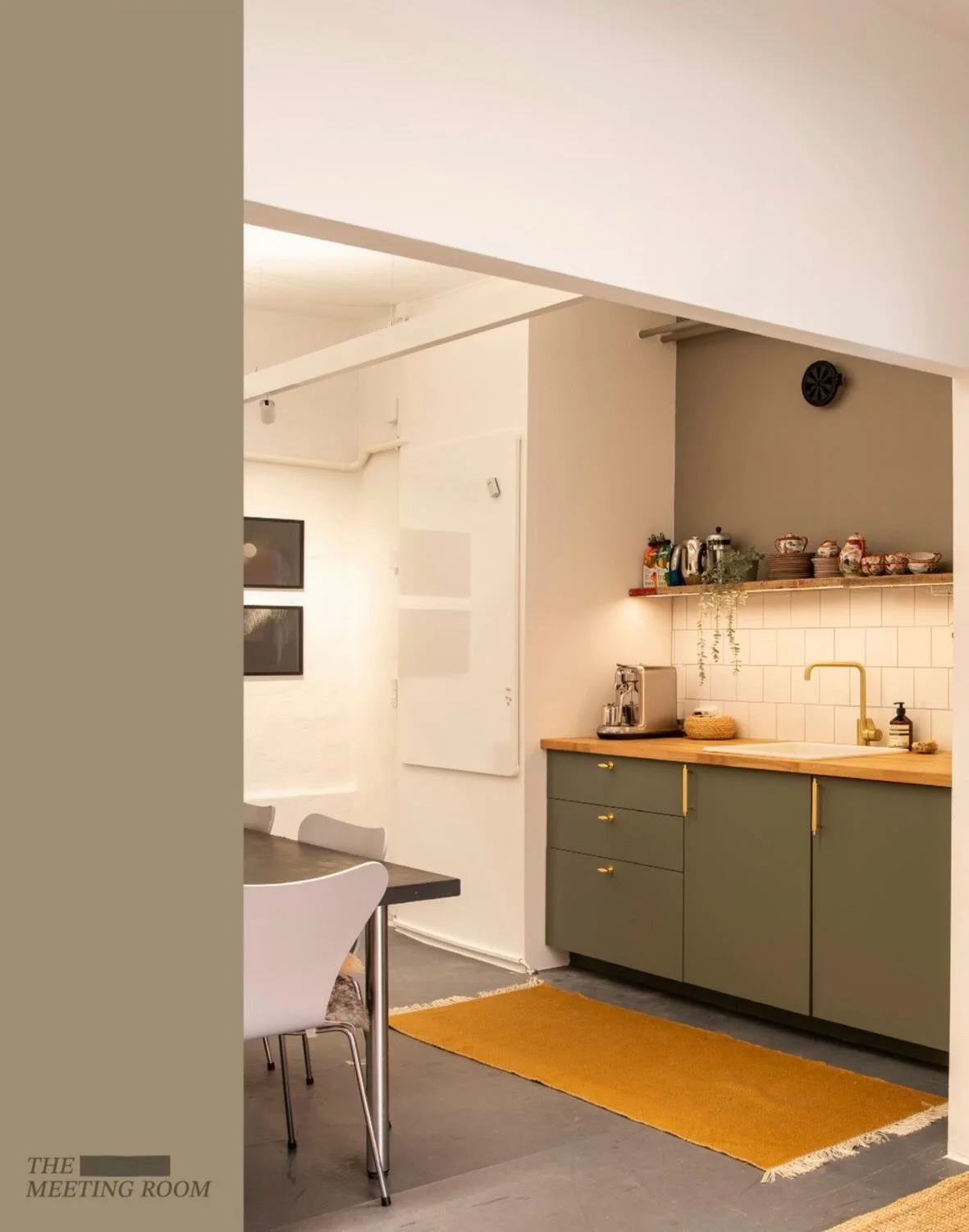 The meeting room includes access to a fully equipped kitchen area with tea and coffee facilities, plates, cutlery, and everything needed to ensure a comfortable and professional meeting experience.