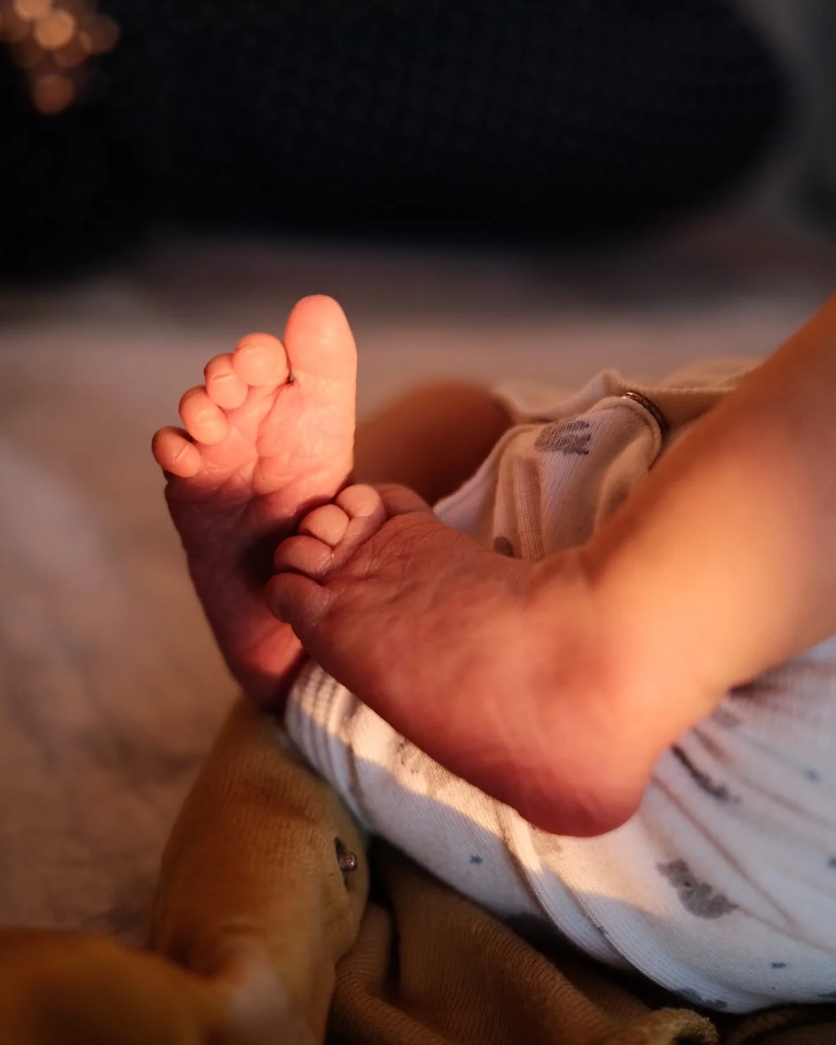 10 Monate lang hat mein K&ouml;rper sich vorbereitet &ndash; auf diesen Moment, in dem ich Mama werde. Und jetzt? Jetzt liegt dieses kleine Wesen in meinen Armen, und ich kann manchmal kaum glauben, dass unter meinem Herz ein Mensch entstanden ist. 

