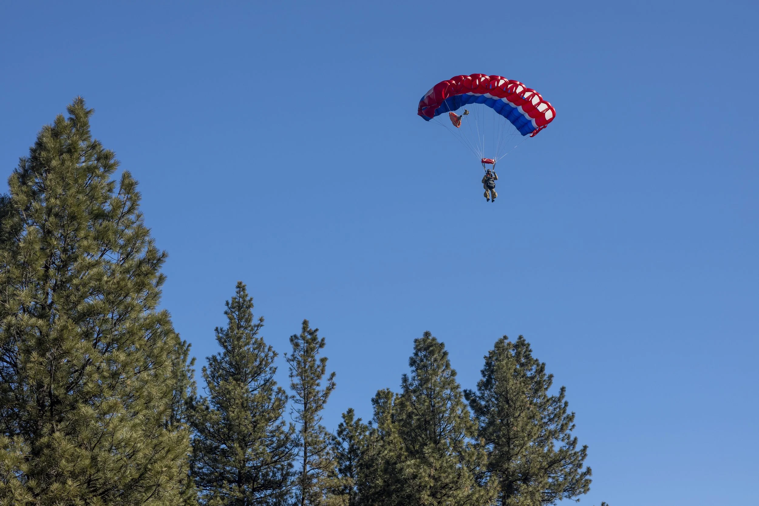 NIFC_smokejumpers_1369.jpg