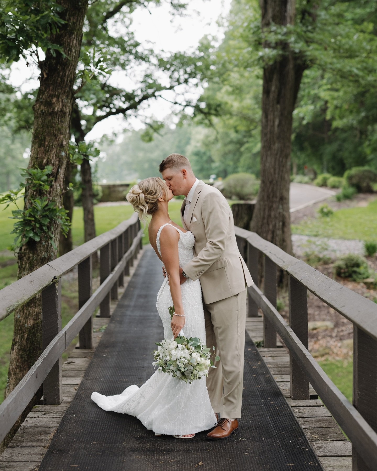 Veronica + Jake 🌿 

hidden away, surrounded by friends, family and&hellip;. GOLF (as Jake would say!) It&rsquo;s everything you need to say I DO! ⛳️ Especially with Veronica&rsquo;s hype crew and this vendor team - it was a 10/10 day!! 🙌🏻

Venue: 
