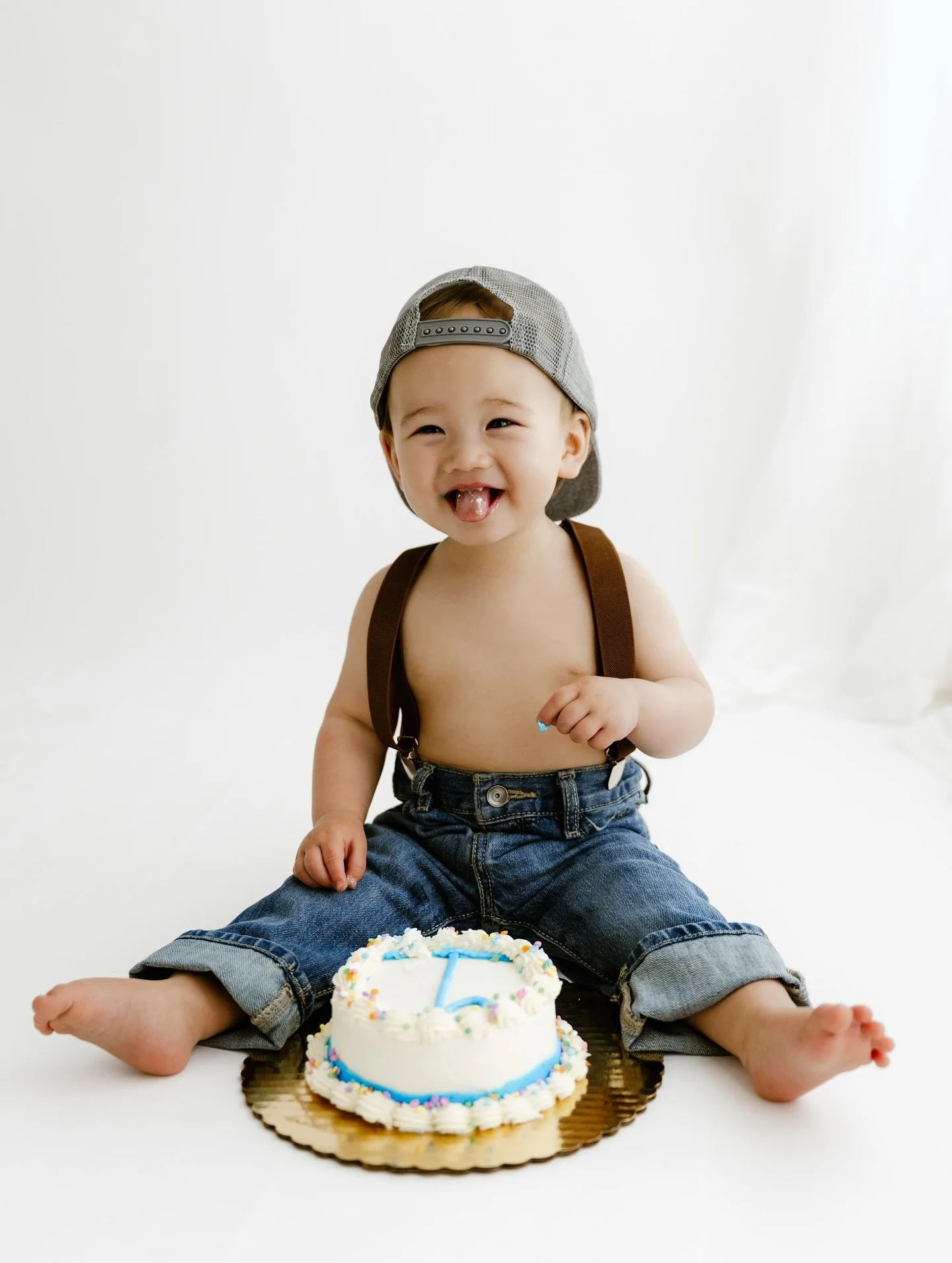 Happy 1st birthday sweet boy! 🎂🎉

You bring so much joy, love and laughter to our lives!! I still can&rsquo;t believe you are already ONE!! Time goes by too fast! We love you, Jameson! 💙

#mnfamilyphotographer #cakesmash #minnesotaphotographer #mn