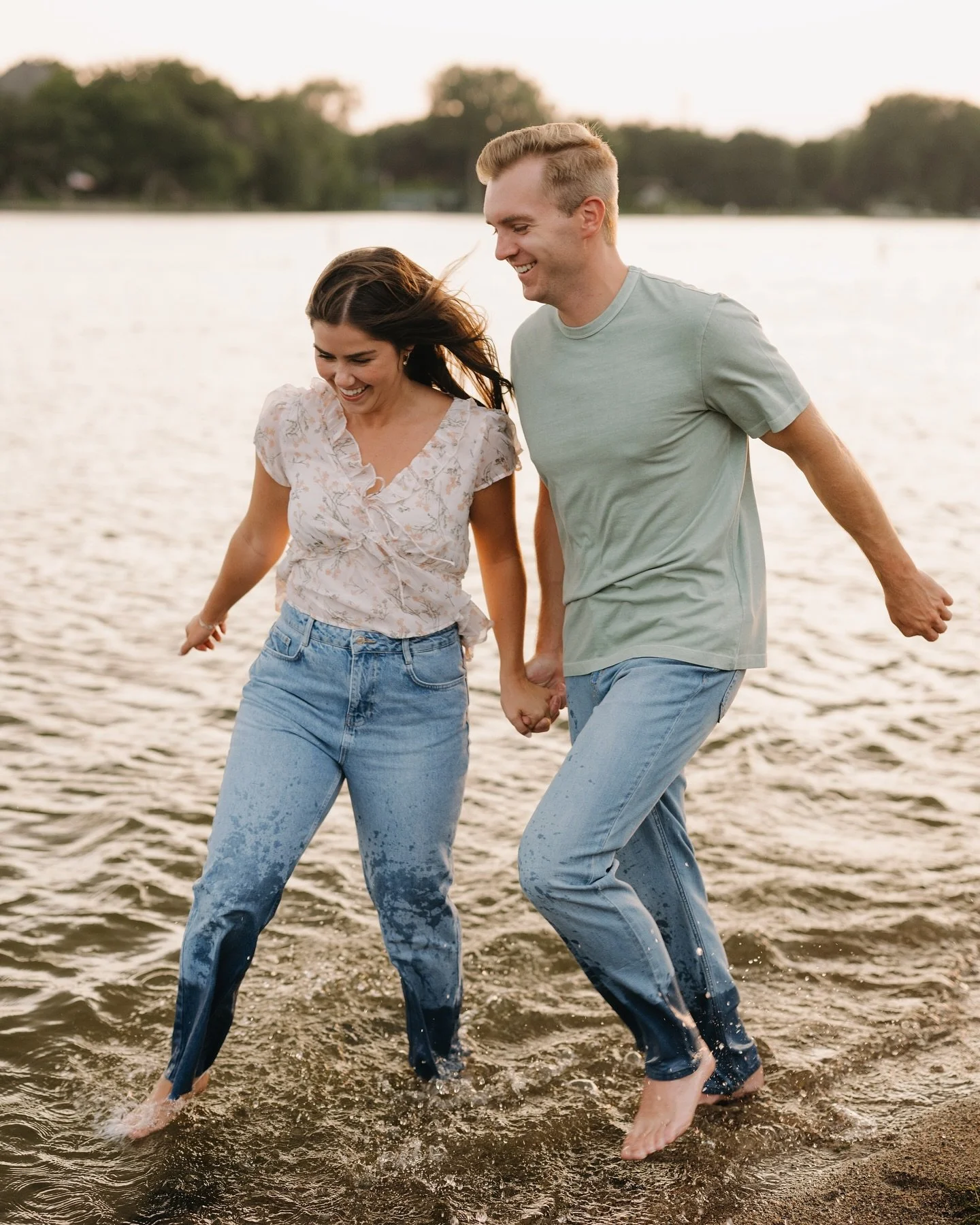 Madeline &amp; Grant 🤍

The perfect sunset for the final days of summer 🫶🏻

#mnweddingphotographer #mnwedding #mnengagementphotographer #engagementphoto #minnesotaengagement