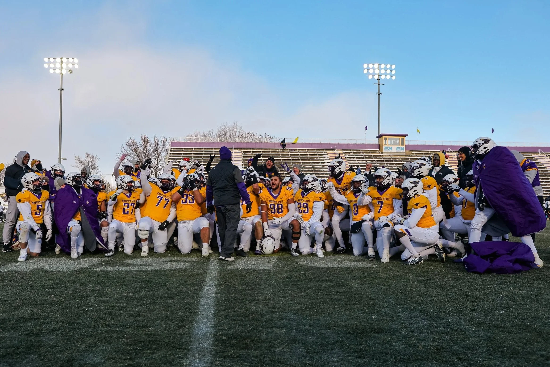 Football+team+with+coach.jpg