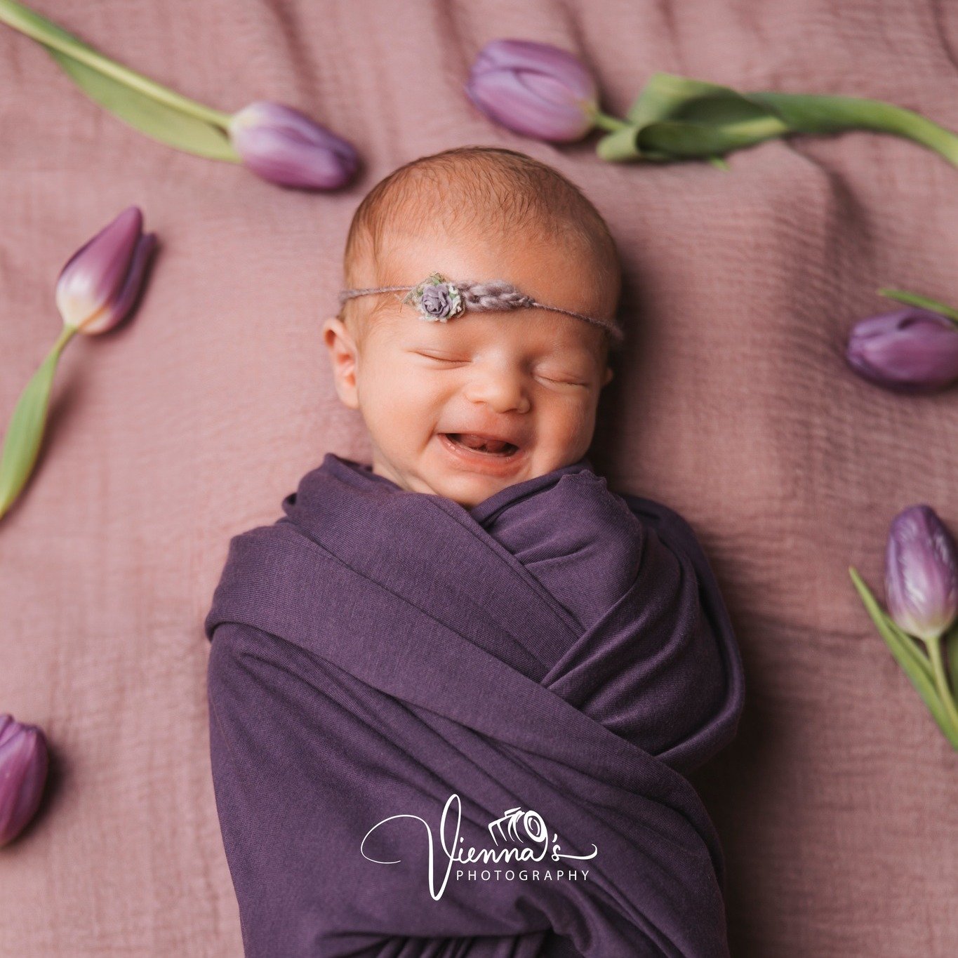 Tijdens een newborn sessie zijn we natuurlijk altijd op zoek naar het kleine lieve lachje! Als een newborn in een diepere slaap raakt dan ontspannen zij hun spieren en dan ontstaan er soms een schattig glimlachje!

Wil jij ook een prachtige newborn s