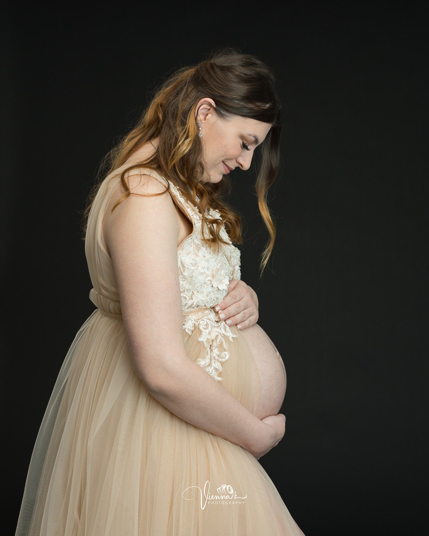 Tijdens een zwangerschap fotosessie gaan we samen stil bij deze bijzonder periode. In mijn studio heb een kast vol met prachtige jurken die je tijdens je fotosessie mag gebruiken om deze ervaring nog mooier te maken. Eventueel is de fotosessie ook ui