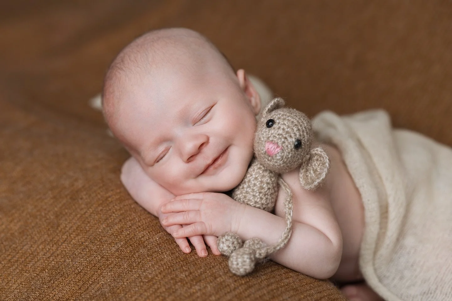 ✨ Pure rust, een glimlachje en dat kleine handje dat zijn knuffeltje vasthoudt&hellip; 
Dit is waarom newbornfotografie zo bijzonder is. 💛
De eerste weken gaan z&oacute; snel voorbij &mdash; leg die magische momenten vast voor altijd.

📸 Plan nu jo