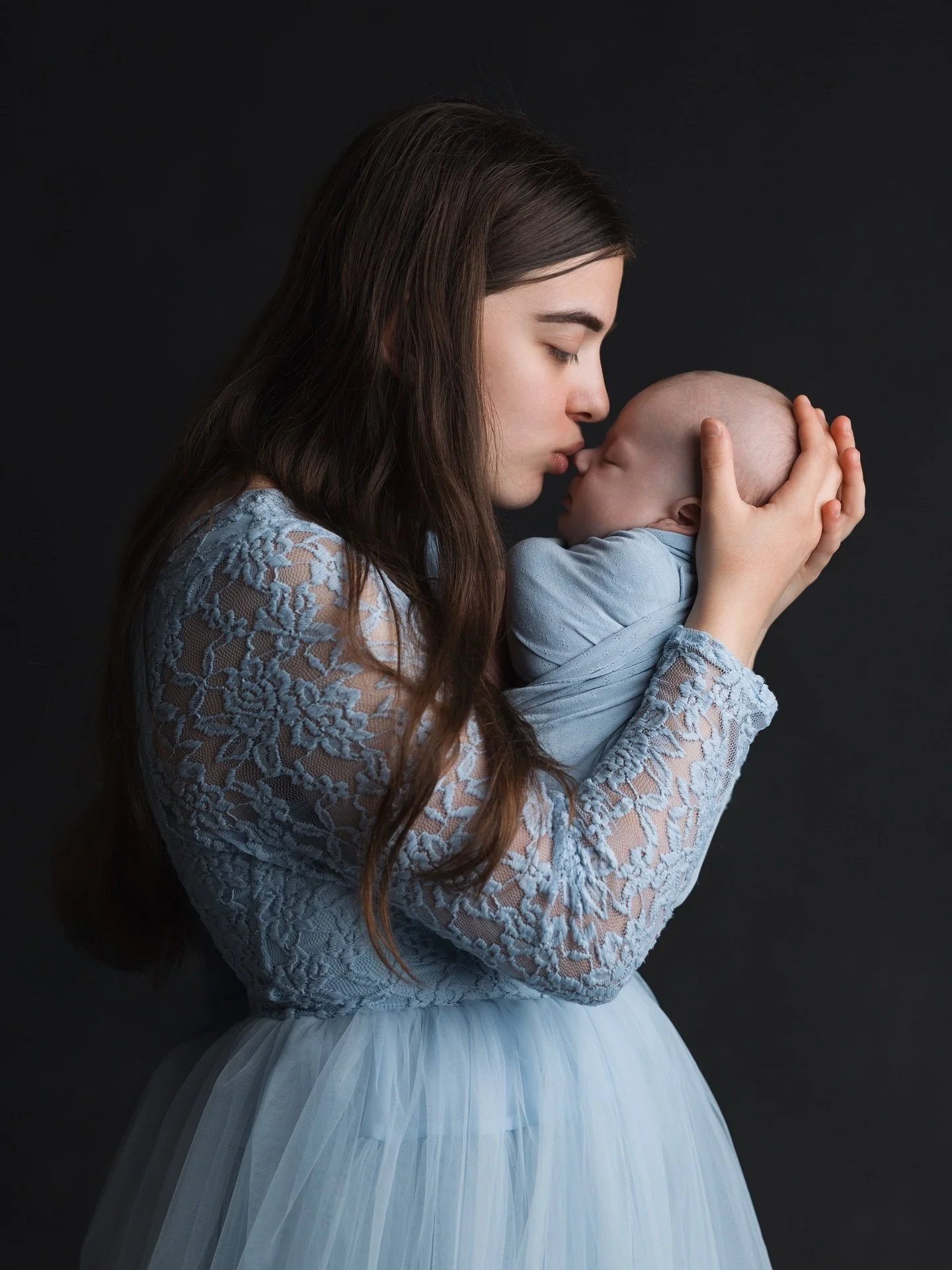 💫 De eerste dagen met je baby gaan z&oacute; snel voorbij&hellip; 💫
Die kleine handjes, dat zachte huidje, het pure geluk. V&oacute;&oacute;r je het weet is het alweer veranderd.

Een newbornshoot legt die unieke, tedere momenten vast zodat je ze v