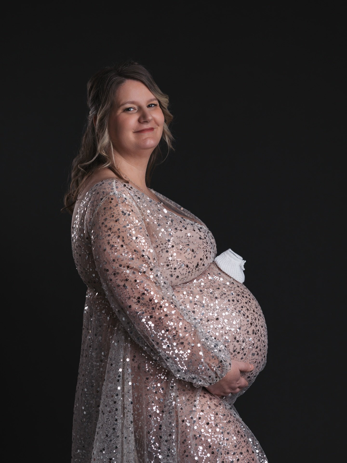 Een buikje vol liefde, gehuld in glitter ✨
Zwangerschap is pure elegantie.
Met een professionele zwangerschapsshoot vieren we jouw lichaam, jouw kracht en jouw verhaal 🤍

Wil jij ook zo&rsquo;n toffe zwangerschapsshoot? ✨
DM me dan gerust voor meer 