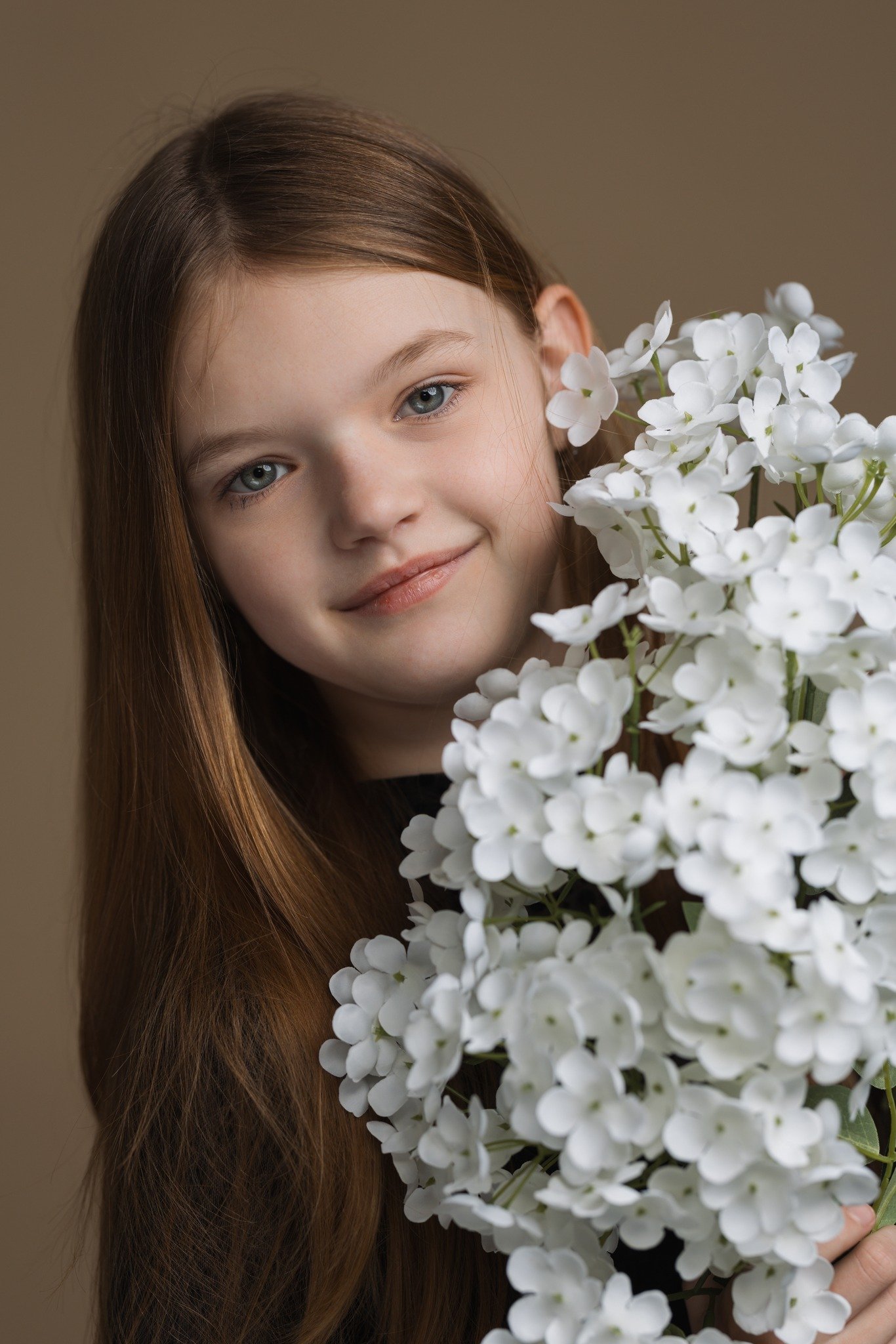 ✨ Zachte blikken, pure schoonheid en een vleugje lente.
Soms zegt een foto alles zonder woorden. 🤍🌸

Deze prachtige jongedame straalt rust, elegantie en natuurlijke charme uit.
De combinatie van het zachte licht en de witte bloemen maakt dit portre