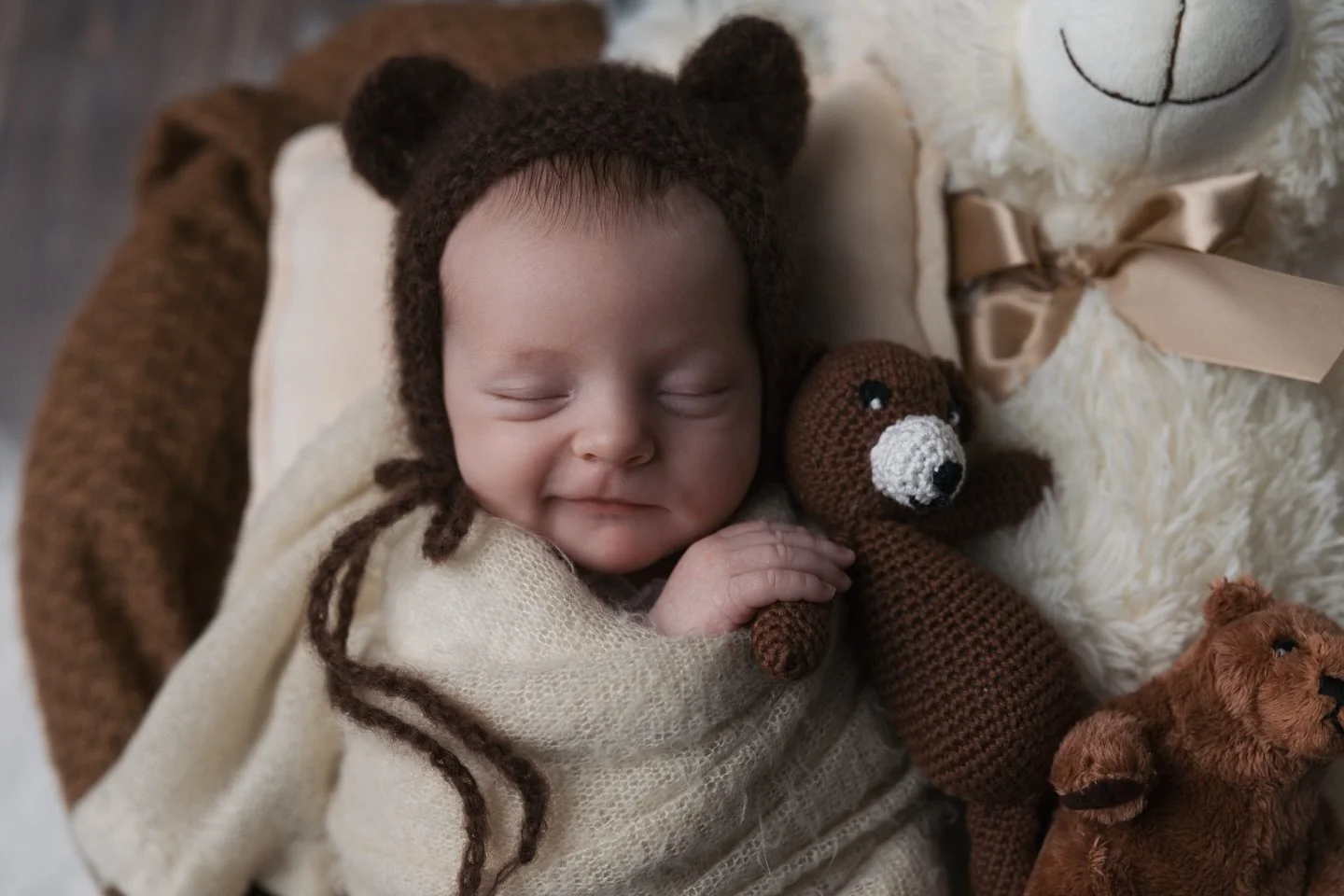✨ Z&oacute; klein, z&oacute; puur&hellip; voor altijd vastgelegd 🤎

De eerste dagen met je baby vliegen voorbij, maar deze momenten verdienen het om voor altijd te blijven. Tijdens mijn newborn shoots cre&euml;er ik een warme, rustige setting waarin