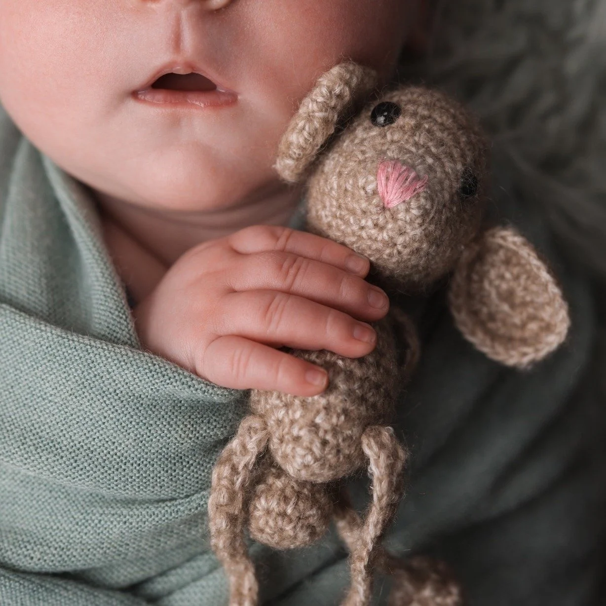 Zo pril, zo bijzonder 🤍
Een nieuw leven, net begonnen&hellip; en nu al z&oacute; geliefd ✨

De eerste dagen zijn gevuld met knuffels, verwondering en eindeloze liefde. Momenten die je het liefst voor altijd wilt vasthouden.

Met een newbornshoot cre