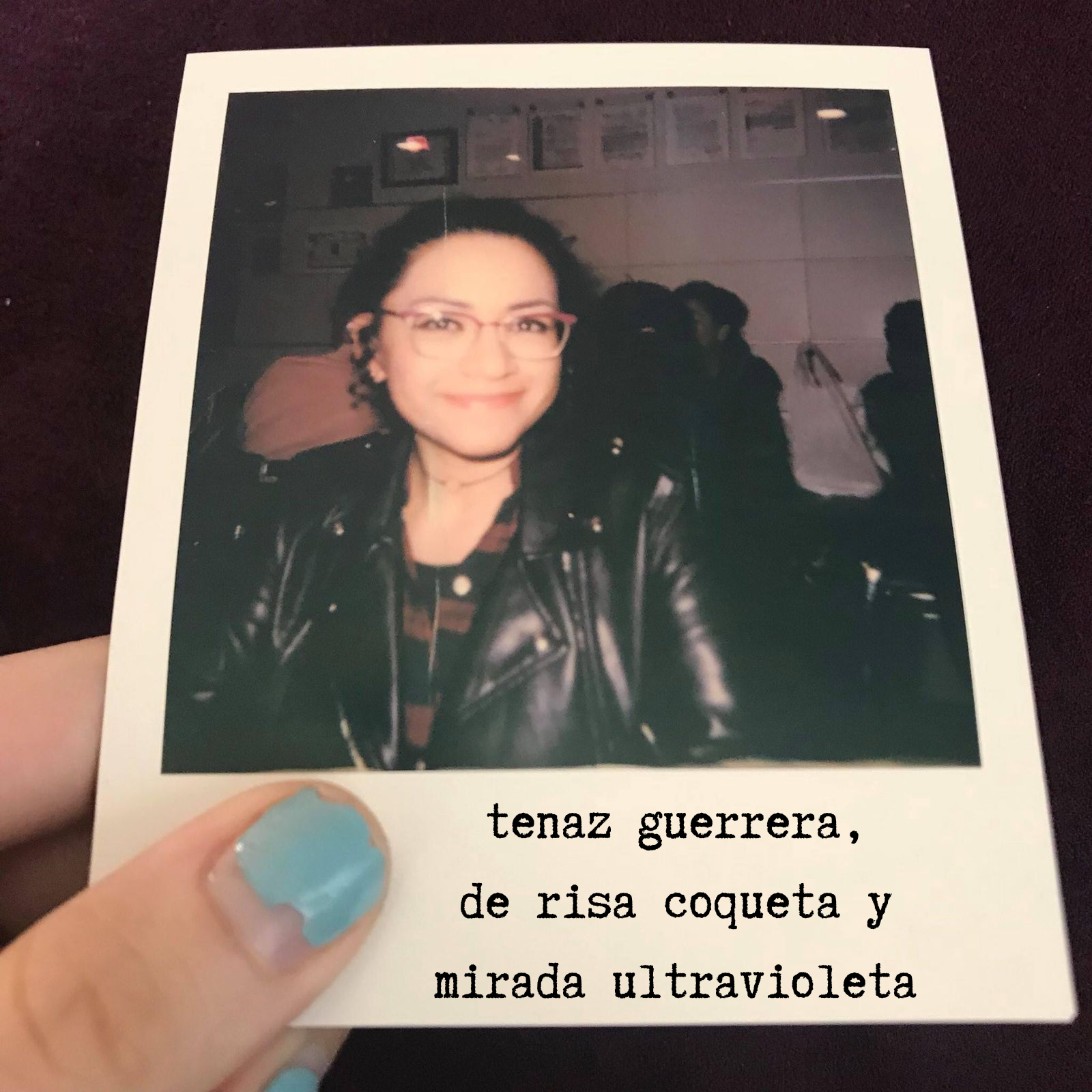 tenaz guerrera, de risa coqueta y mirada ultravioleta.png