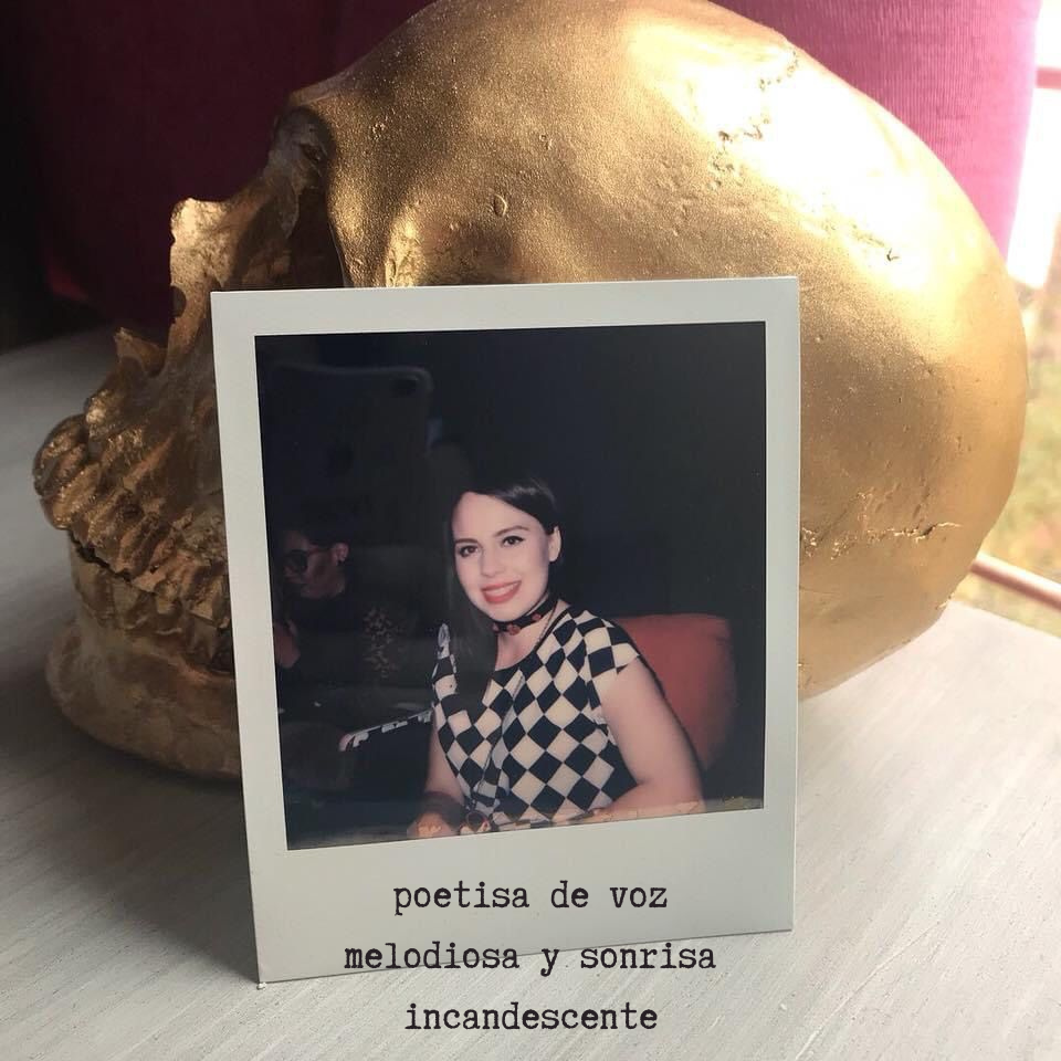 poetisa de voz melodiosa y sonrisa incandescente.png