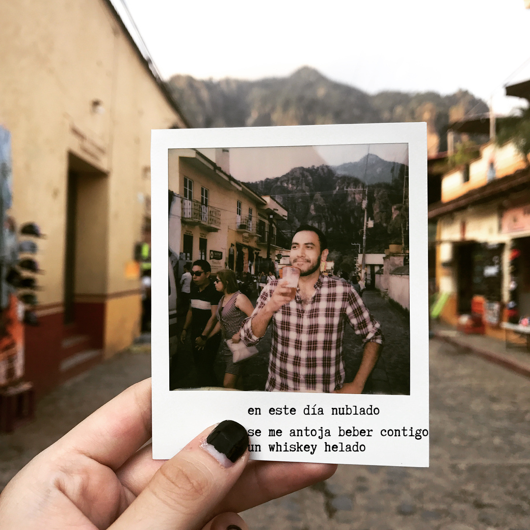 en este día nublado se me antoja beber contigo un whiskey helado.png