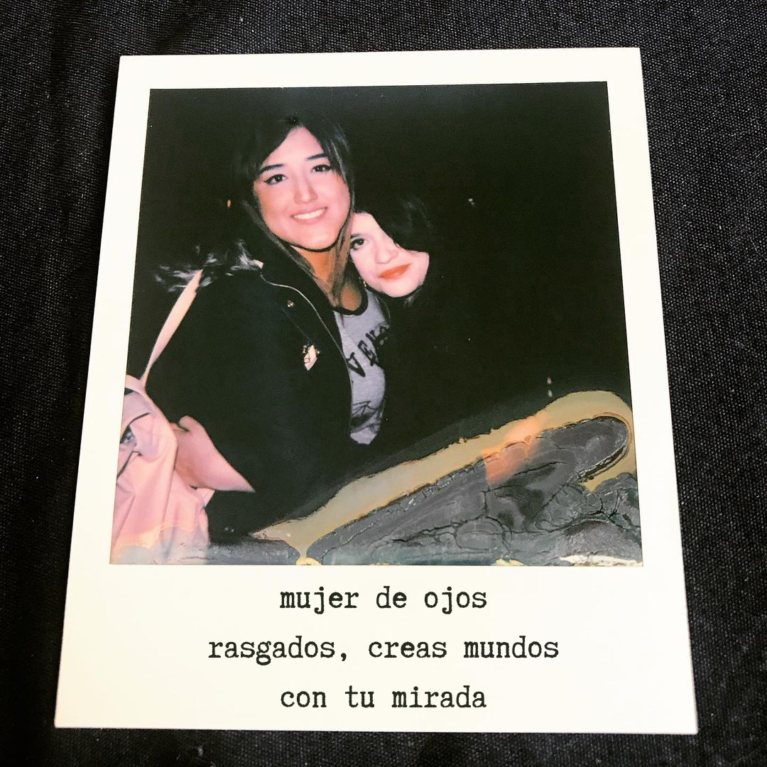 mujer de ojos rasgados, creas mundos con tu mirada.png