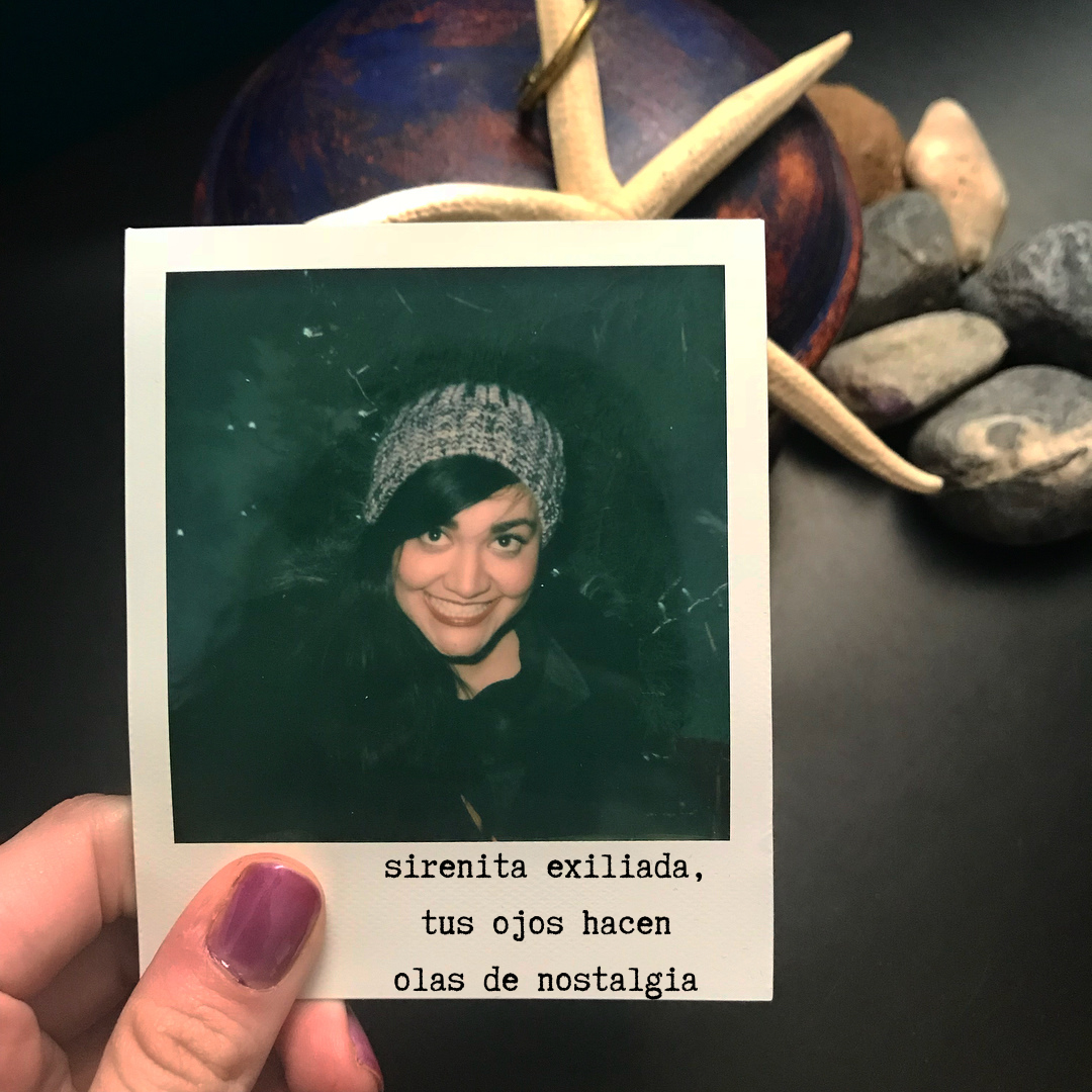 sirenita exiliada, tus ojos hacen olas de nostalgia.png
