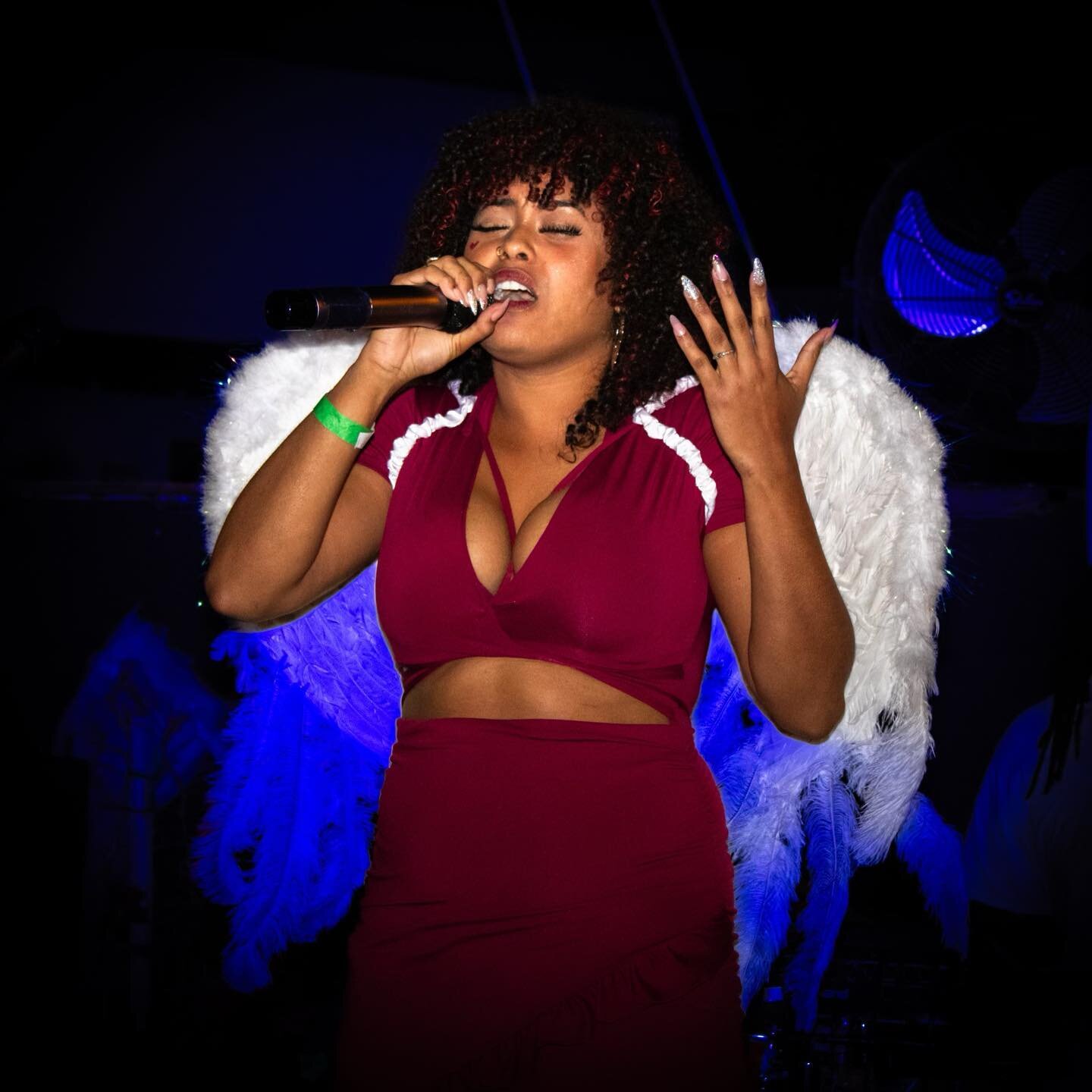 Meet Sanai!!! With the voice of an ANGEL 🕊Our last artist showcase was truly spooktackular and Sanai delivered a flawless costume 🔥

📸: @picsbygemz 

#houseofamor