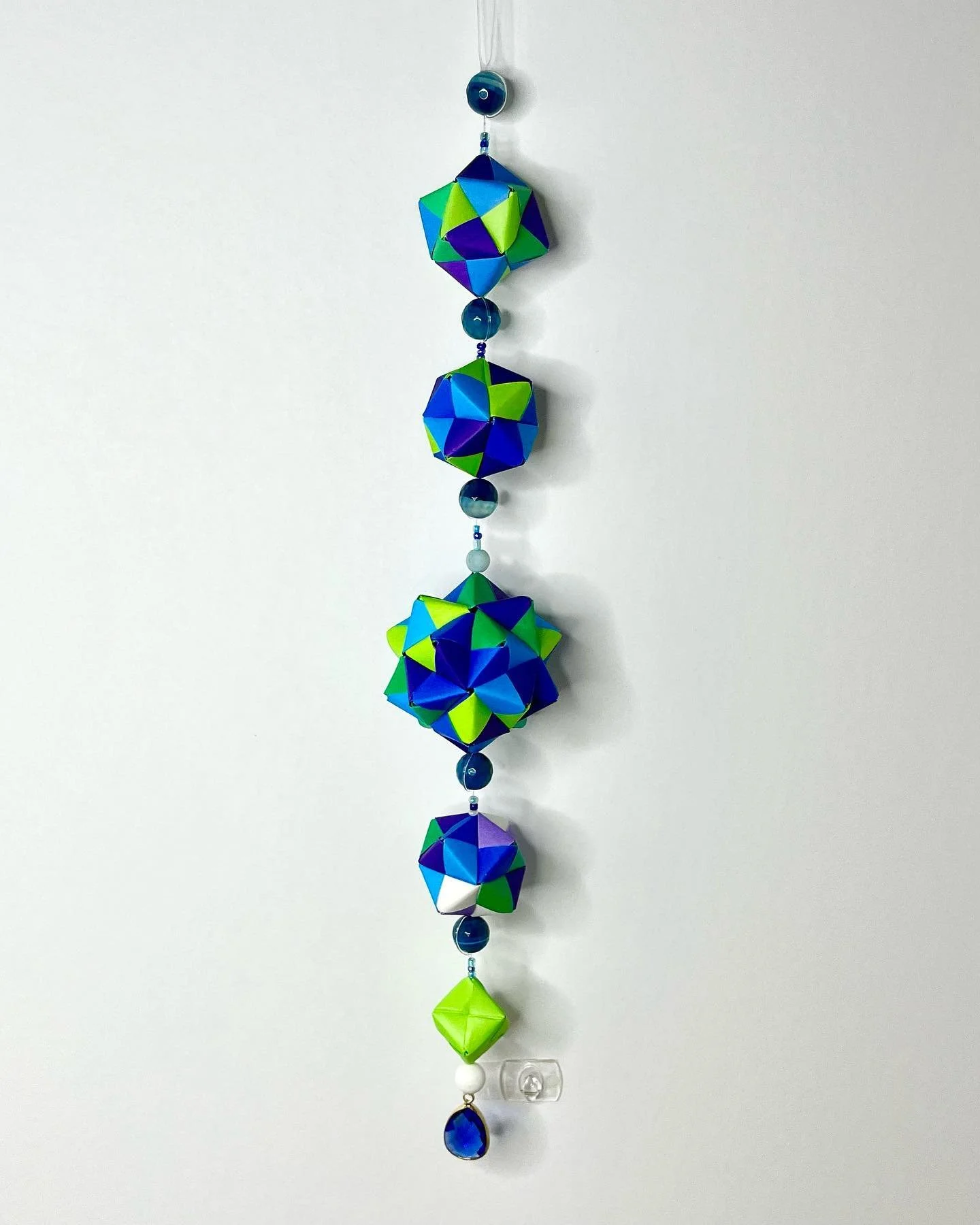 One of my favorites 💙💚 the colors remind me of peacock feathers 🦚

#handmade #smallbusiness #origami #papercraft #mobile #modular