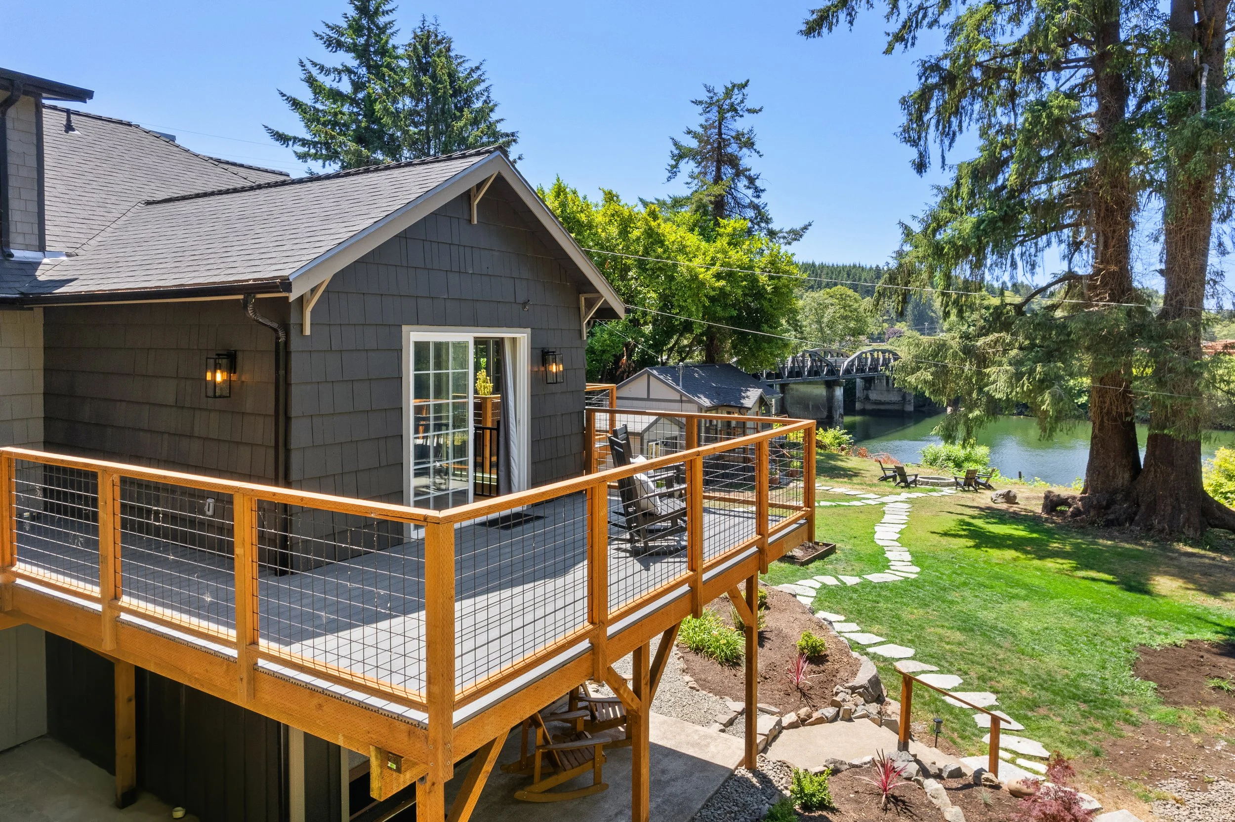 Nehalem River Inn.jpg