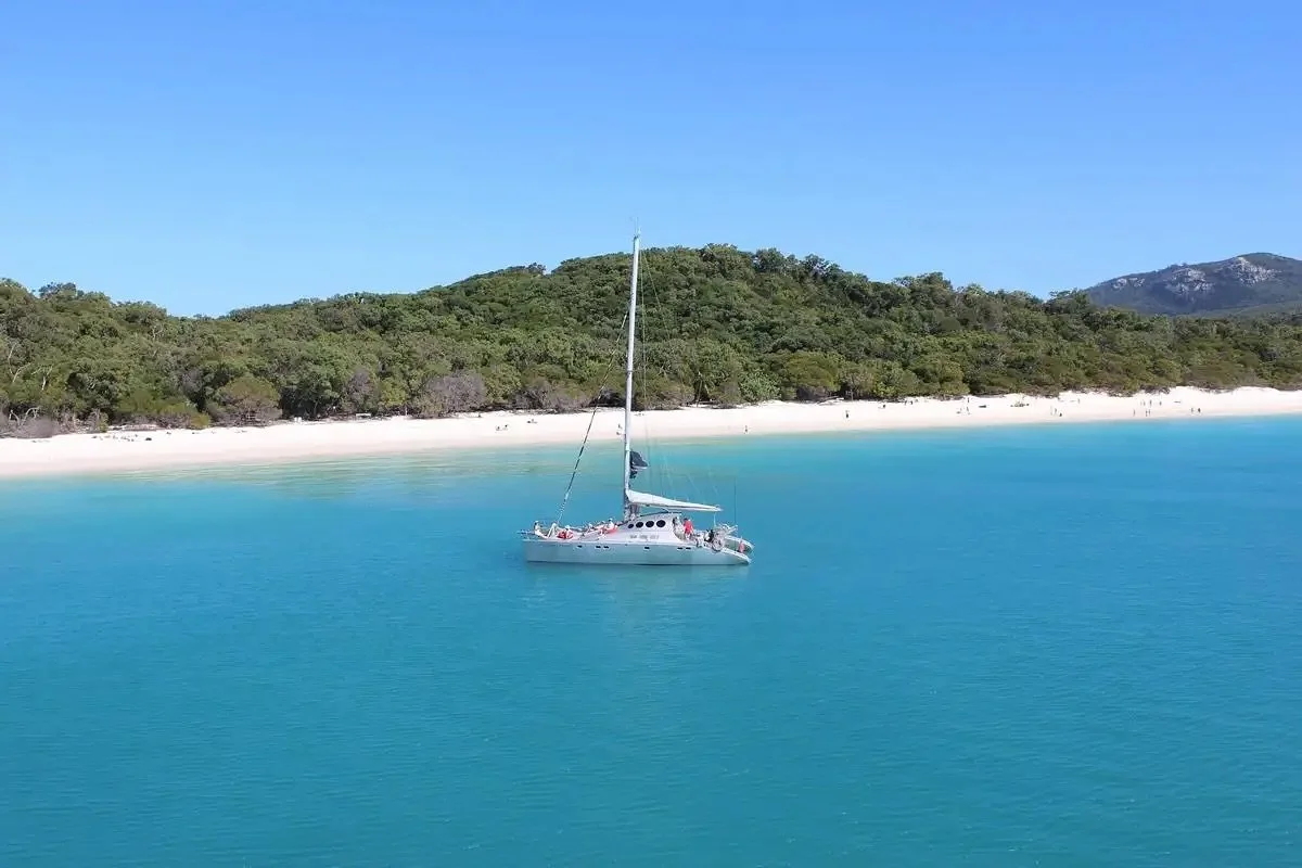 Spend the day floating around the Whitsundays on this luxury sailing catamaran ✨🧜&zwj;♀️

- Private full day charter 
- Fully catered 
- Stopping at different islands to go snorkelling 
- Bubbles on deck at sunset

🌞 SUN STUDIO ADVENTURE RETREAT co