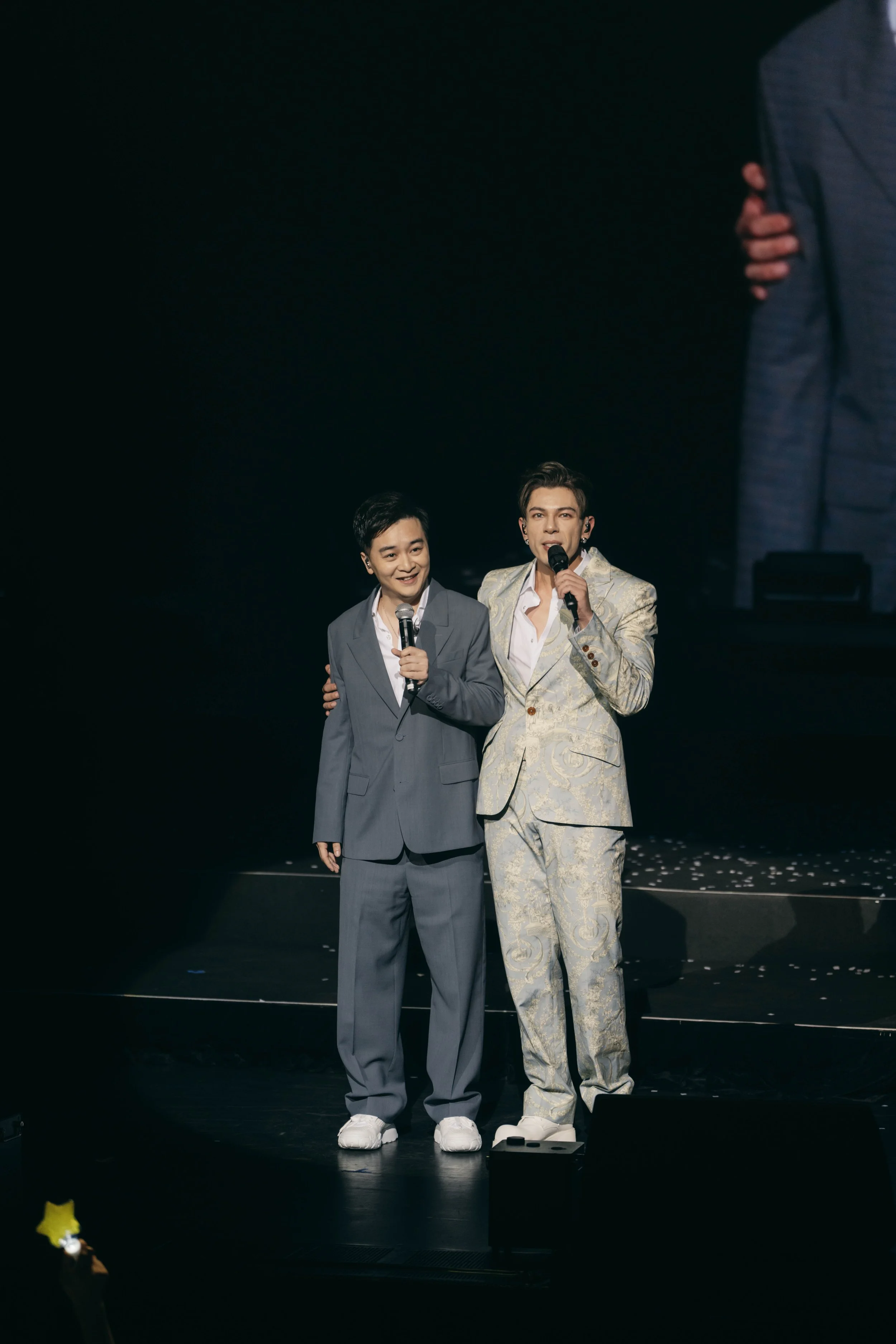第二場嘉賓古淖文請來《中2》好朋友譚輝智合唱.jpeg