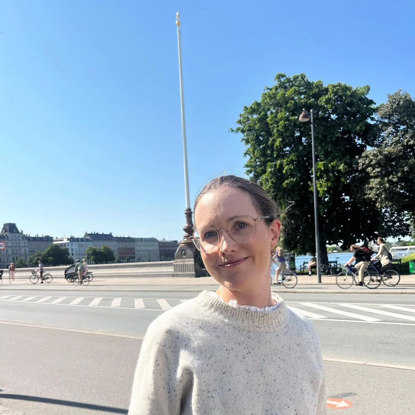 Morgentur p&aring; N&oslash;rrebro og fineste Marie i hendes fine brille fra @municeyewear ☀️👌🥰