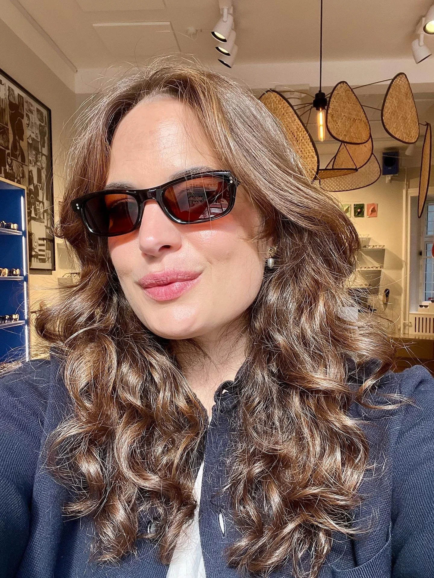 Jeg har l&aelig;nge taget till&oslash;b til de her lidt smallere briller og har ikke helt kunne finde ud af om jeg er lidt for gammel til det look, men alts&aring;, tror jeg er m&oslash;r nu 🫠 M&aring;ske det skal v&aelig;re de her fine, fra @chimi 