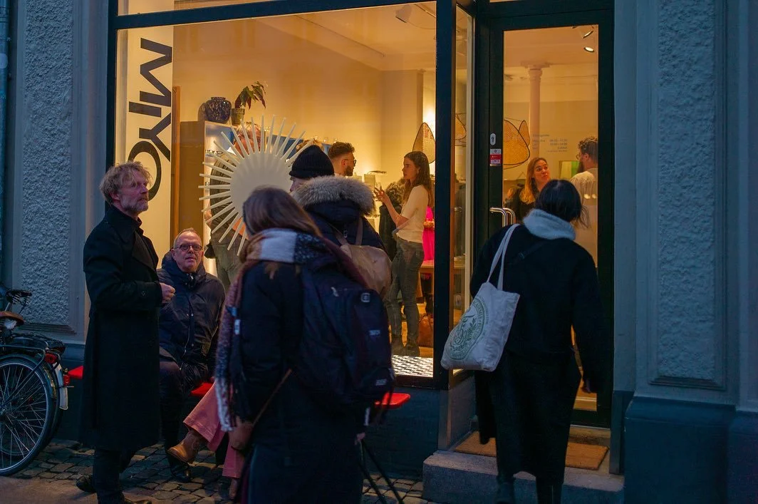 I morgen er det 4 &aring;r siden vi &aring;bnede butikken og hold da op en vild og vildt god rejse vi har v&aelig;ret p&aring; 🚀💫✌️

P&aring; fredag fejrer vi det med med kolde fad&oslash;l og en lille mini koncert med Frithjofs band @ekko_dk 

Vi 