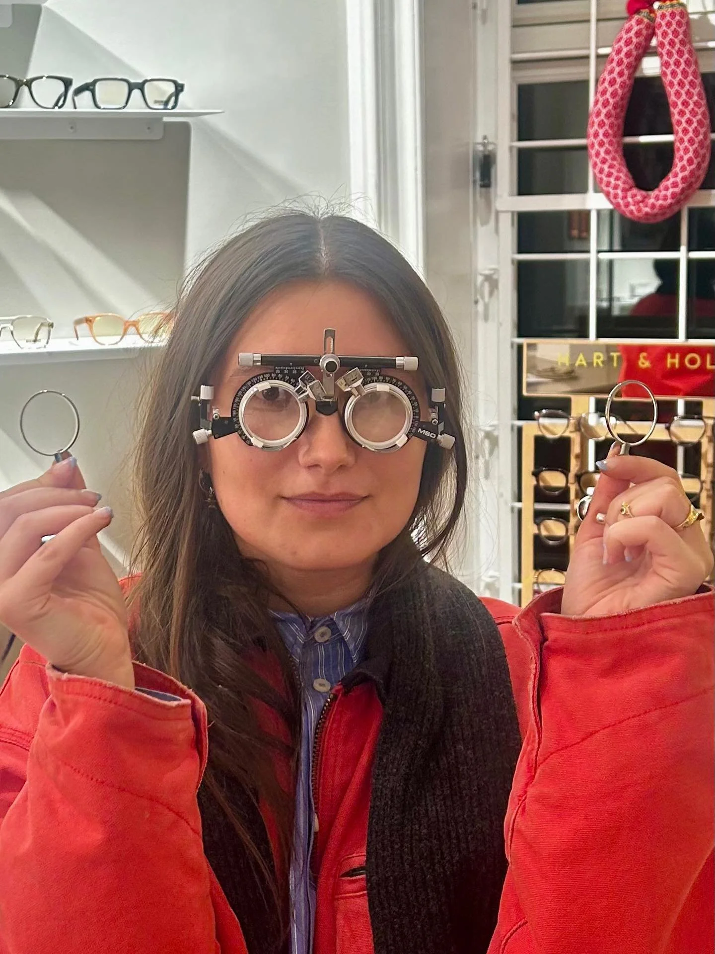 Fineste Trine f&aring;r tjekket styrken til sine nye briller 💫