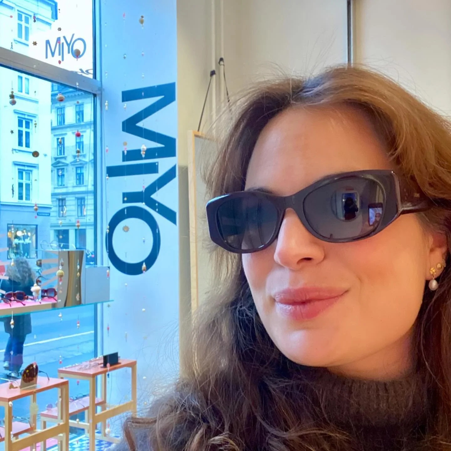 Nyt &aring;r er lig med nyheder, se nu denne fine bordeaux solbrille fra @celine . S&aring; flot 🤩