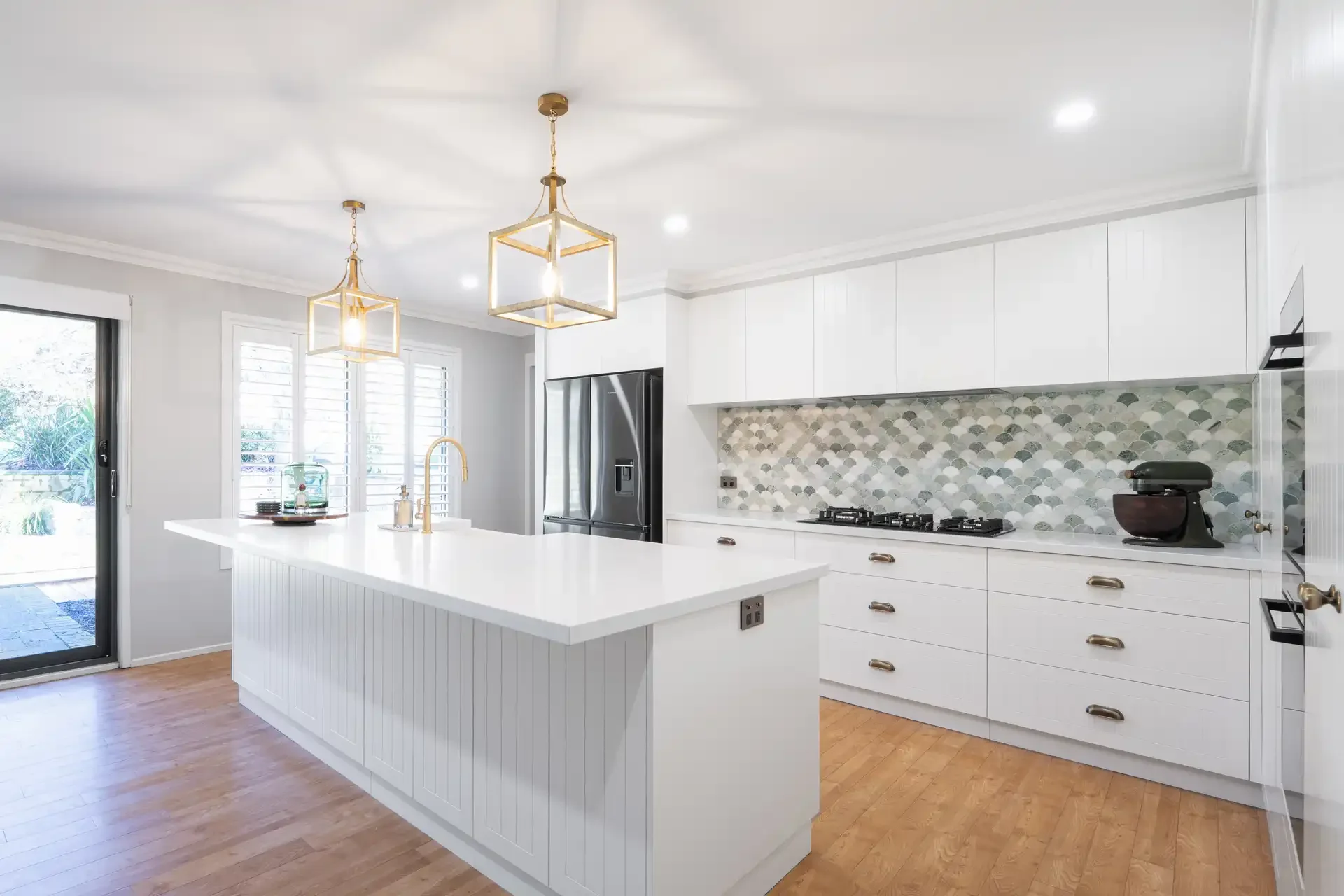 murrumbateman-kitchen-island-brass-pendants-wide-19.webp