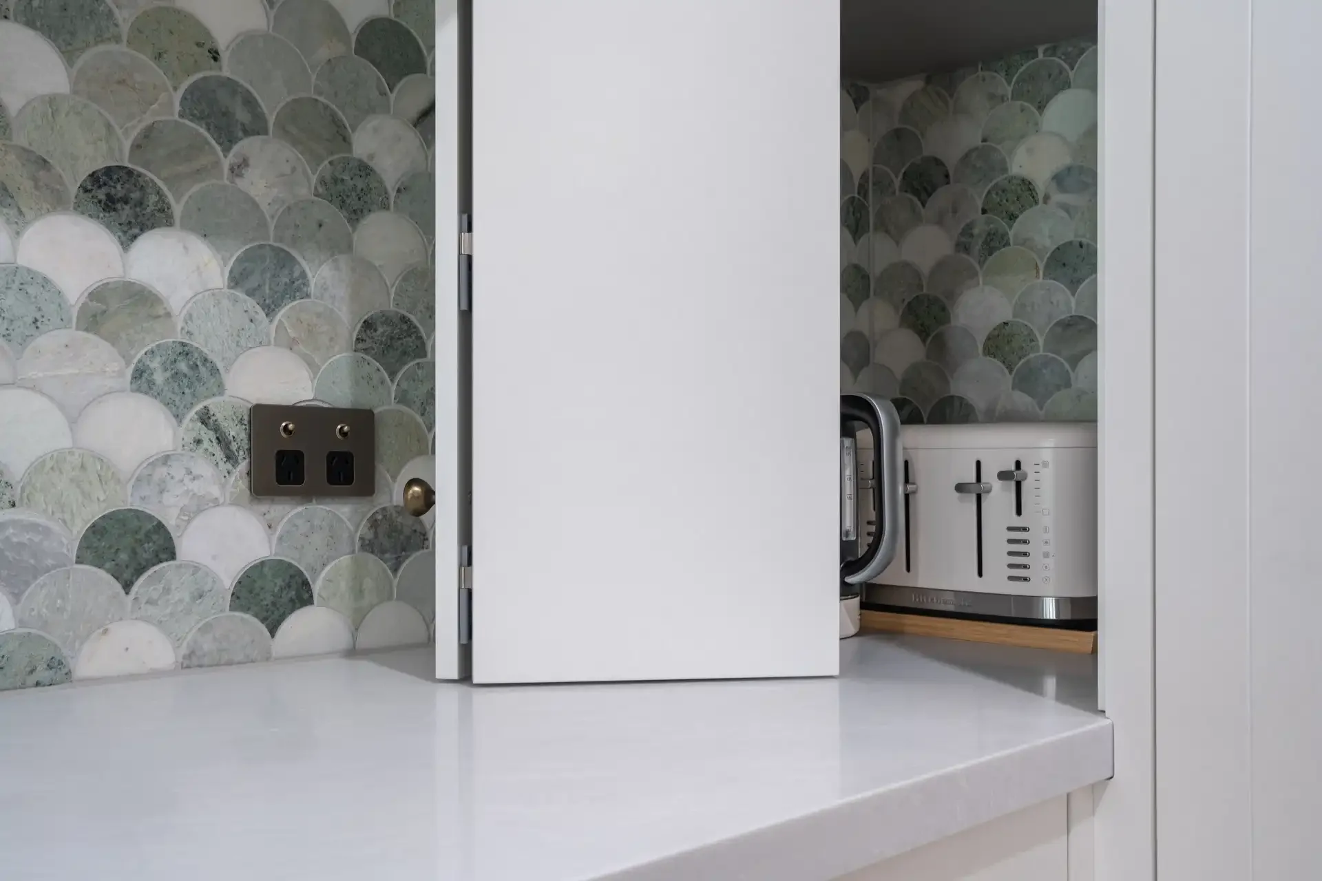 murrumbateman-kitchen-appliance-cupboard-bifold-doors-12.webp