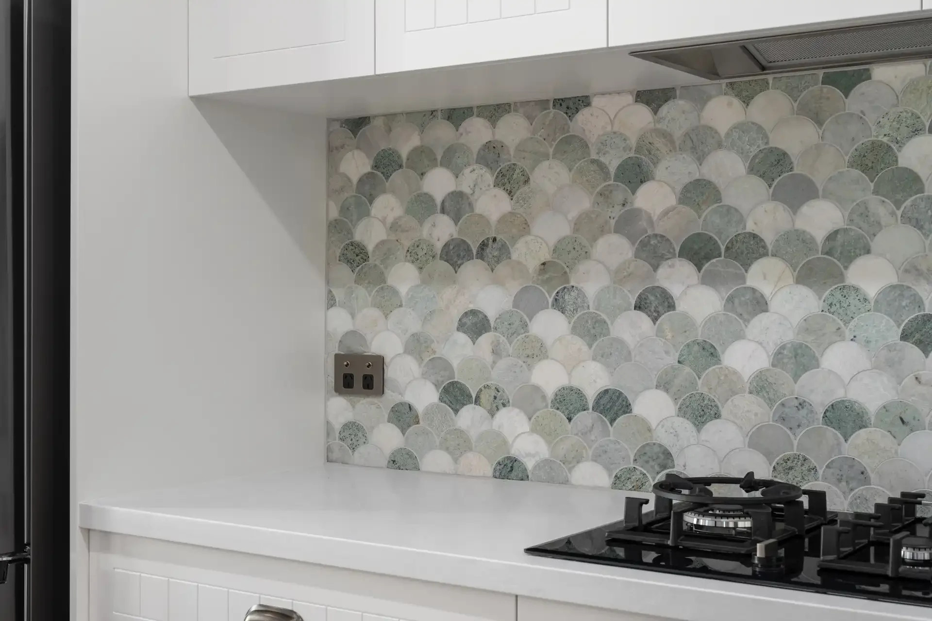 murrumbateman-kitchen-fish-scale-splashback-rangehood-14.webp
