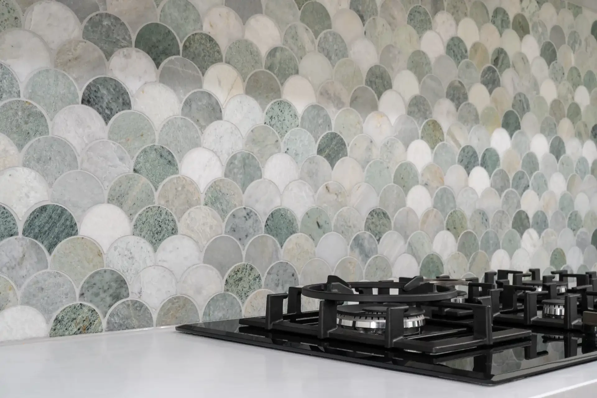 murrumbateman-kitchen-green-marble-splashback-gas-cooktop-13.webp