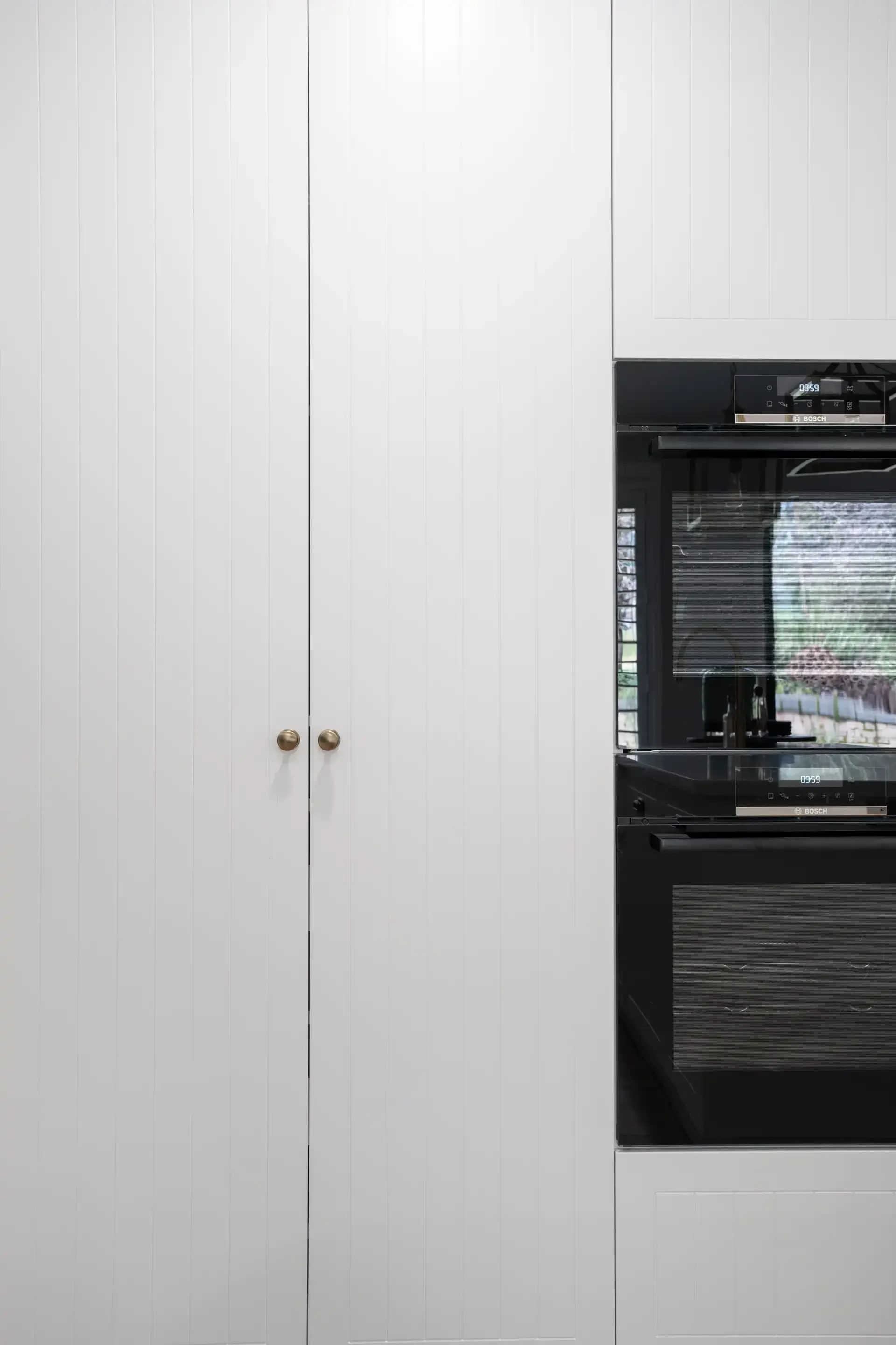 murrumbateman-kitchen-two-pack-painted-pantry-doors-05.webp