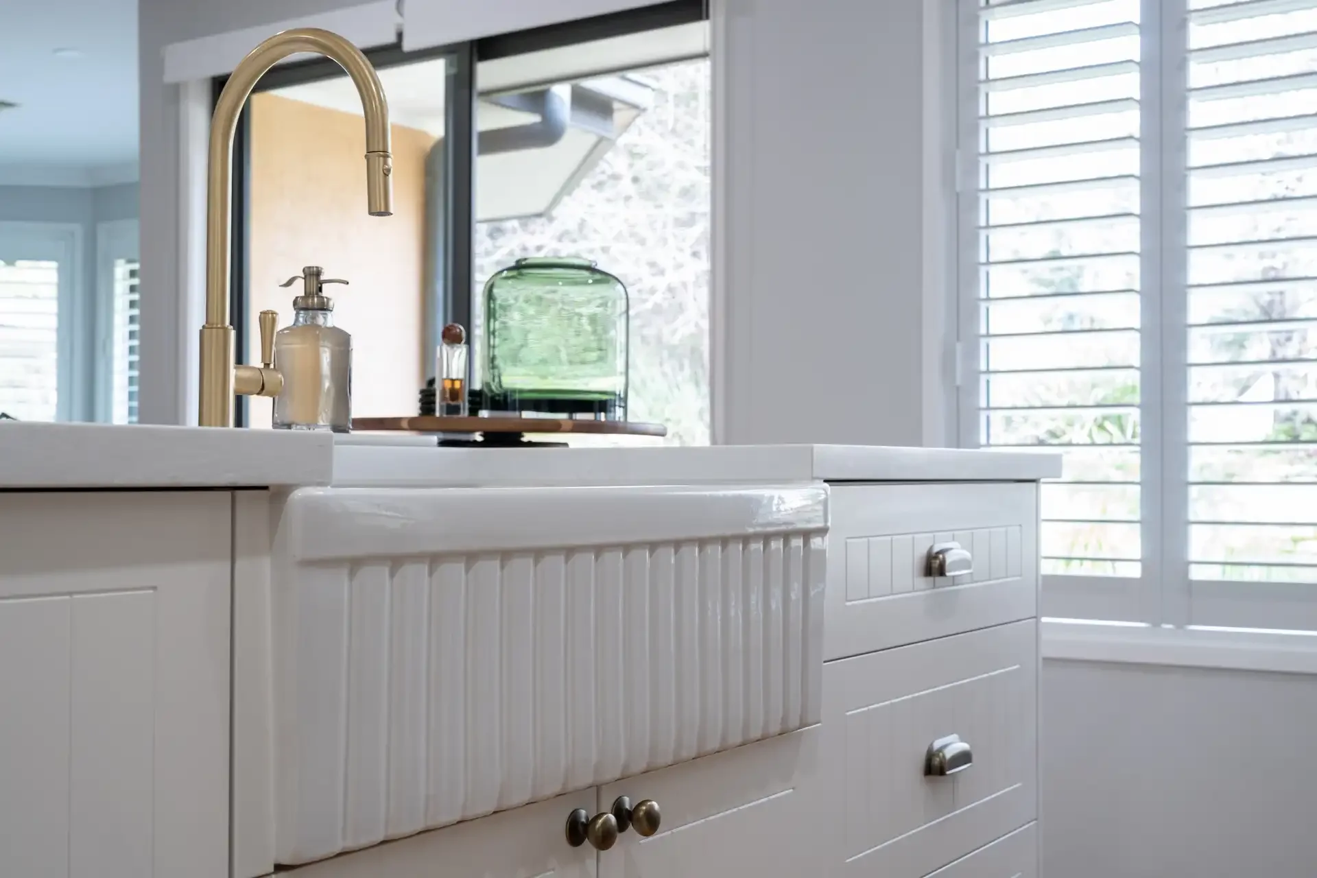 murrumbateman-kitchen-brass-tap-farmhouse-sink-08.webp