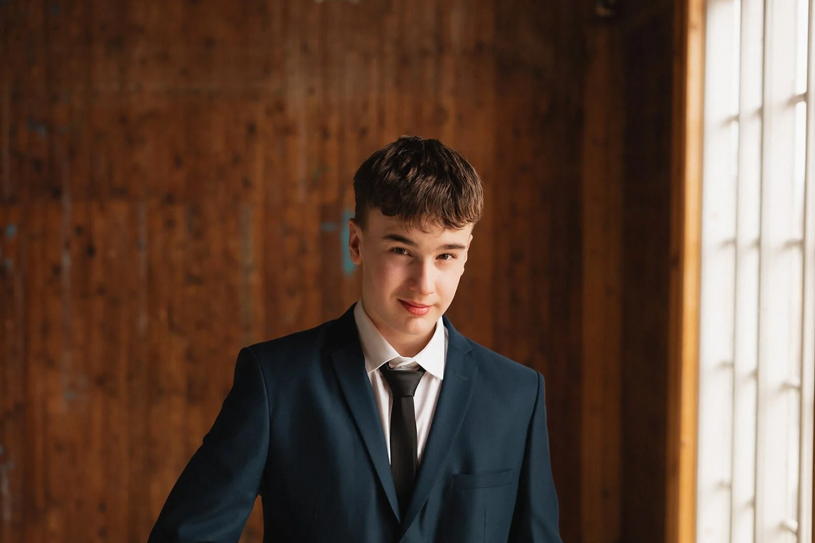 Fermingarmyndataka af ungum fermingardreng á Hvanneyri í Borgarfirði