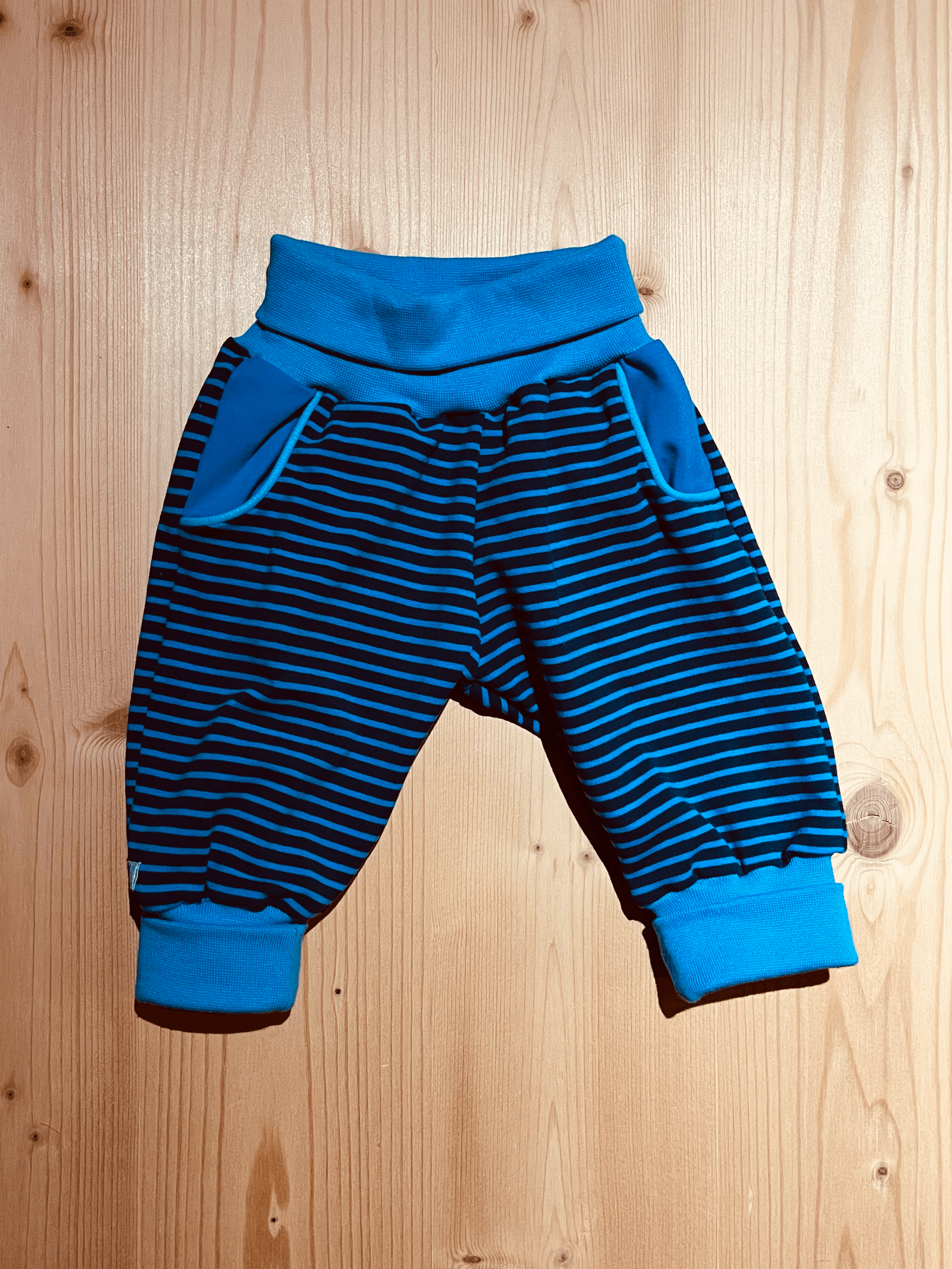 Pumphose mit Taschen dunkelblau gestreift